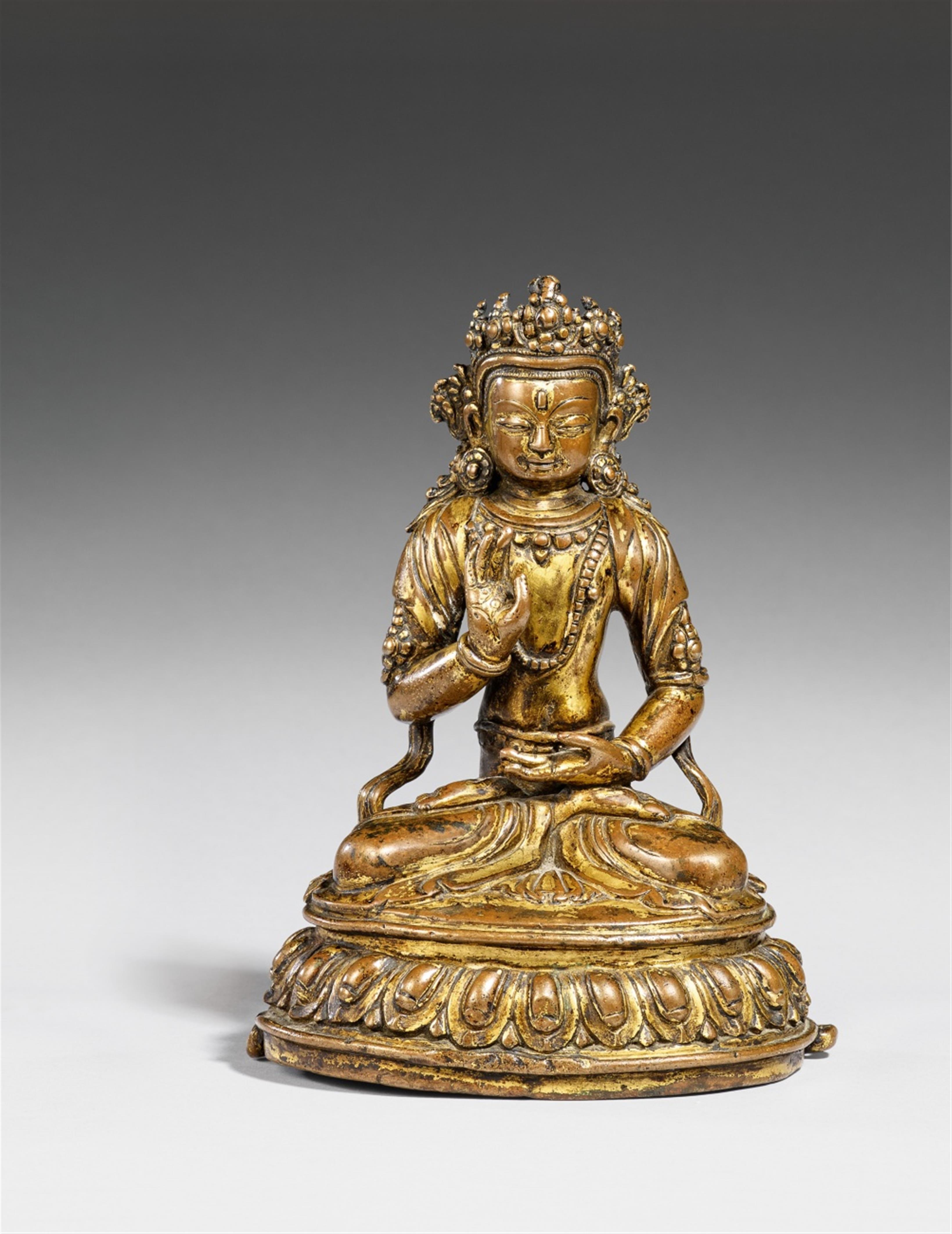 Buddha Amoghasiddhi. Feuervergoldetes Kupfer. Tibet. 15. Jh. - image-2