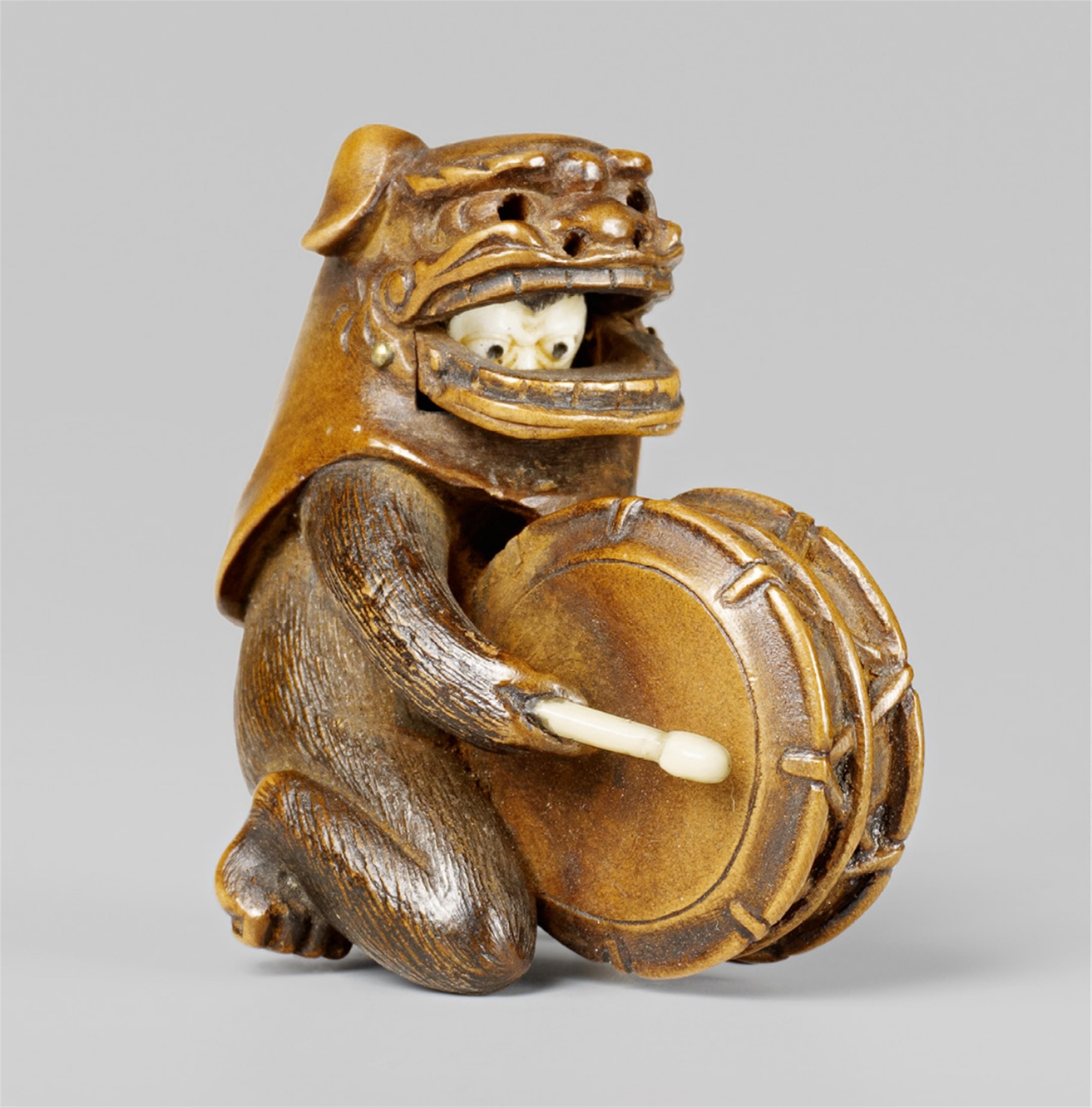A very fine boxwood netsuke of a monkey as a shishimai drummer. 19th century - image-1