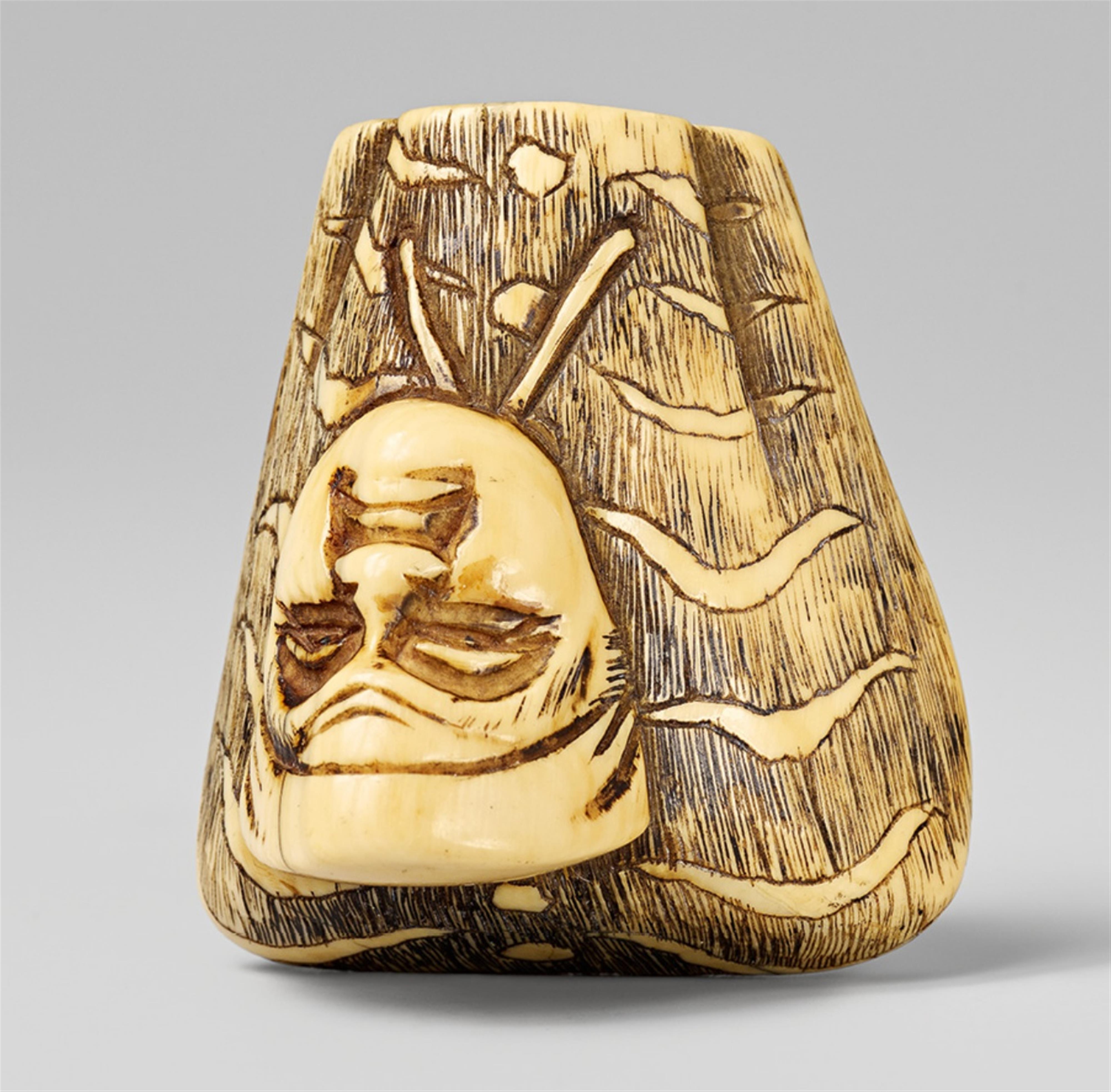 An ivory netsuke of a pouch and a mask. 19th century - image-1