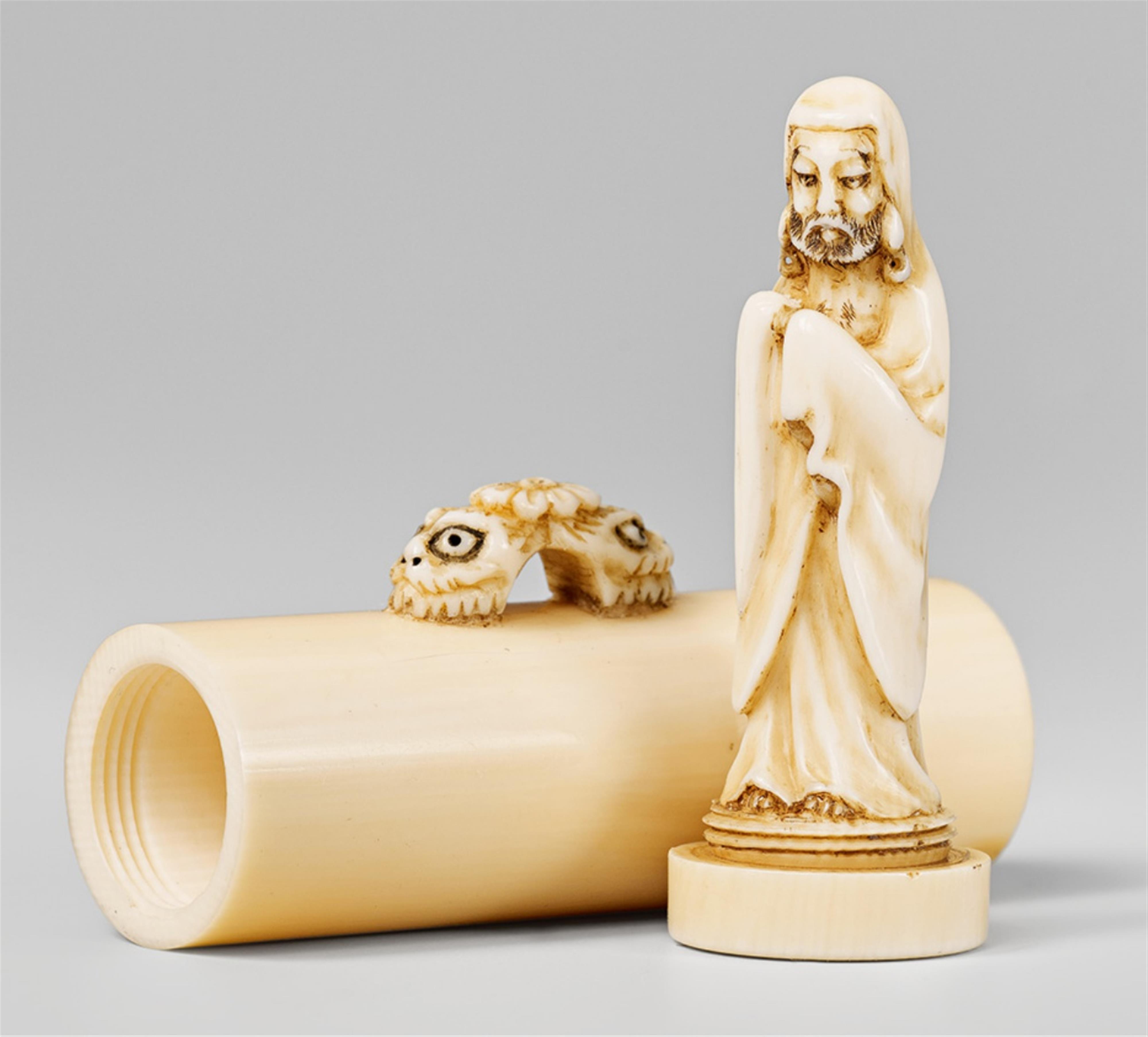 An ivory netsuke of Daruma inside a cylinder. Late 19th/early 20th century - image-1