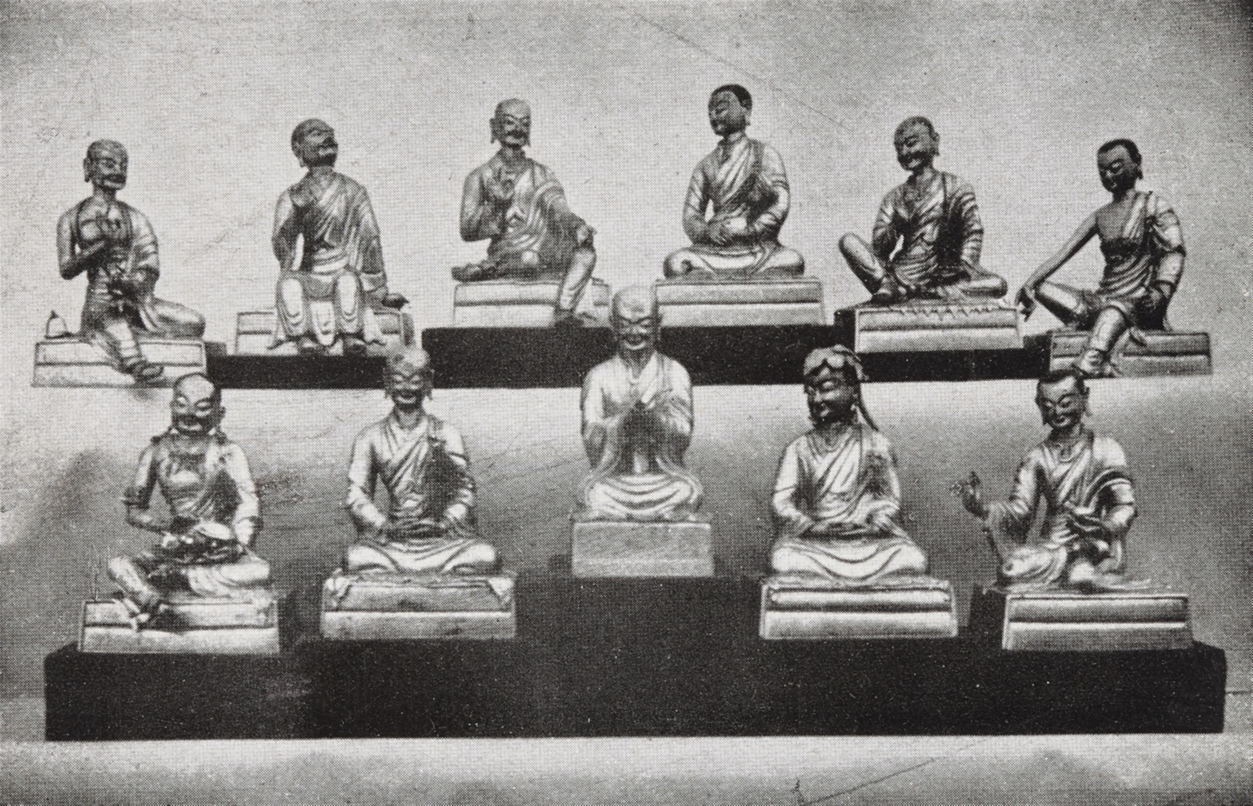A rare and important Sinotibetan gilt bronze figure of an arhat. Qianlong period (1735-1796) - image-3