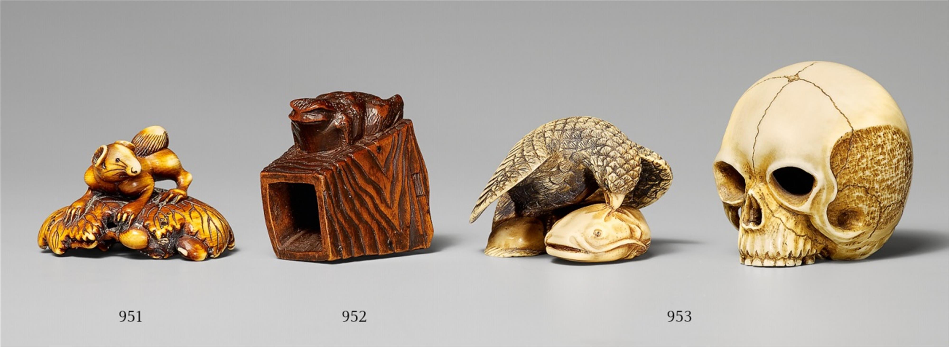 A stained ivory netsuke of a dormouse on a vine. Second half 19th century - image-1