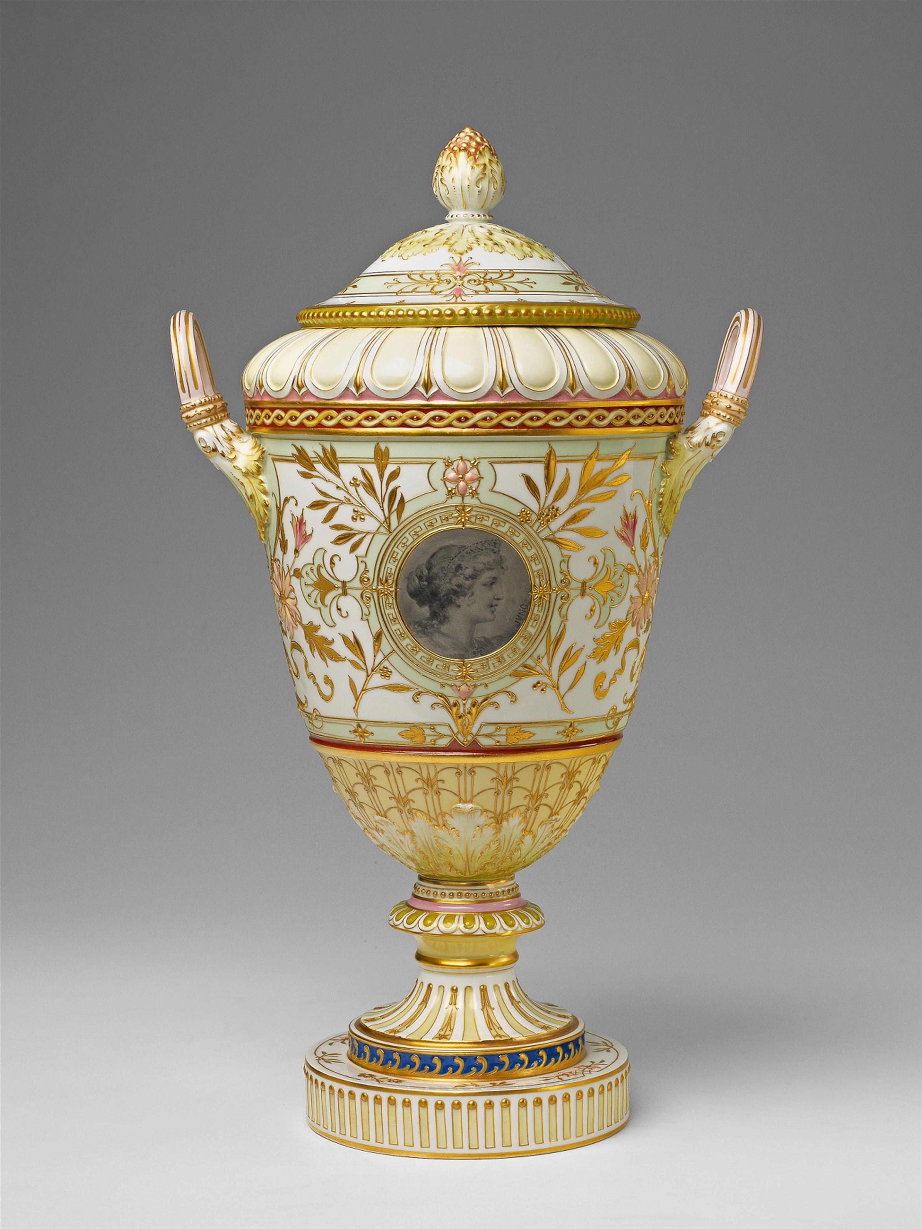 Vase mit Pâte-sur-pâte-Malerei - image-1