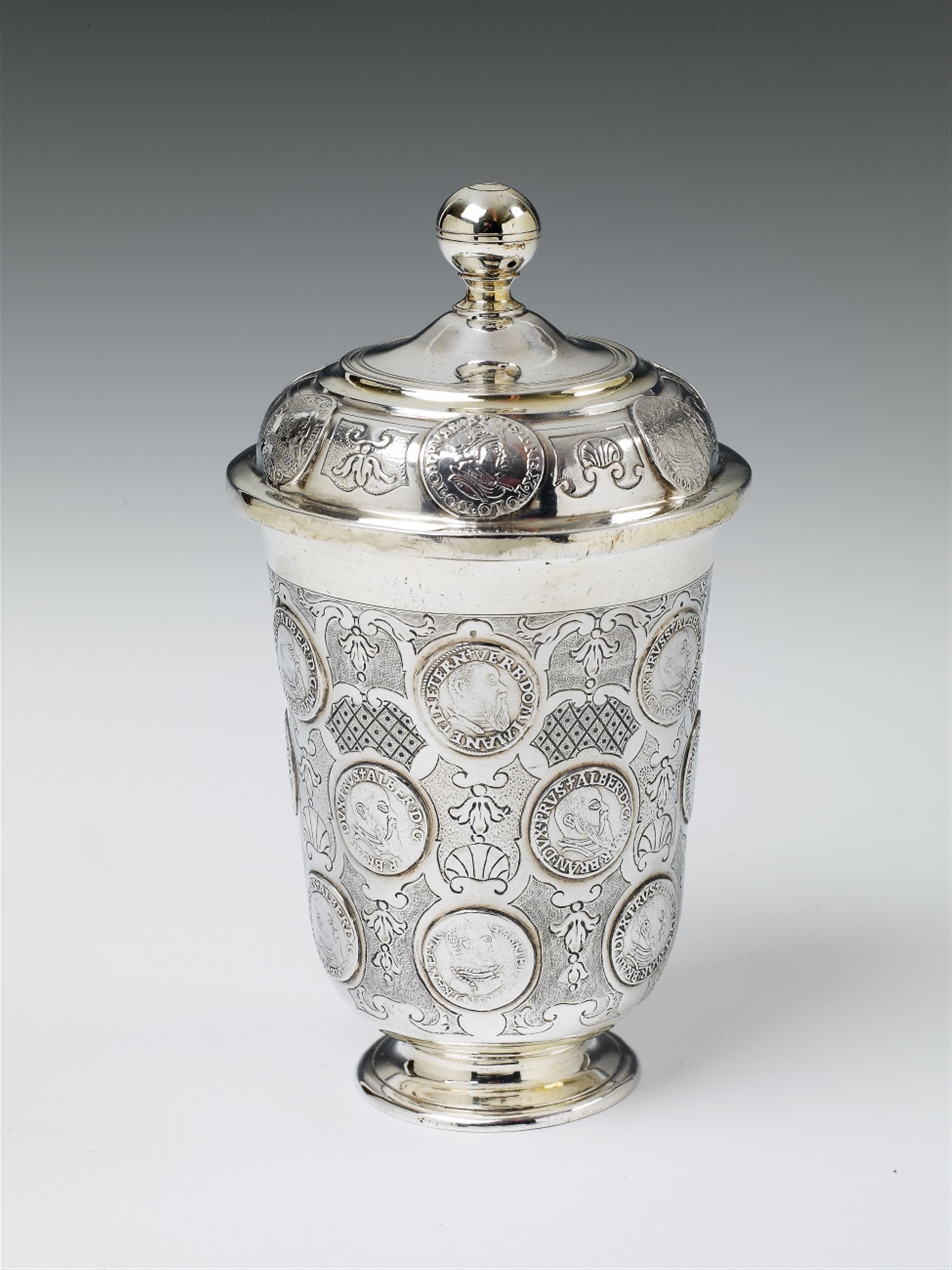 A Berlin partially gilt silver coin-set beaker. Decorated throughout with 24 16th and 17th century Prussian coins. Marks of Joachim Friedrich Schultze ca. 1757/58. Münzdeckelbecher - image-1