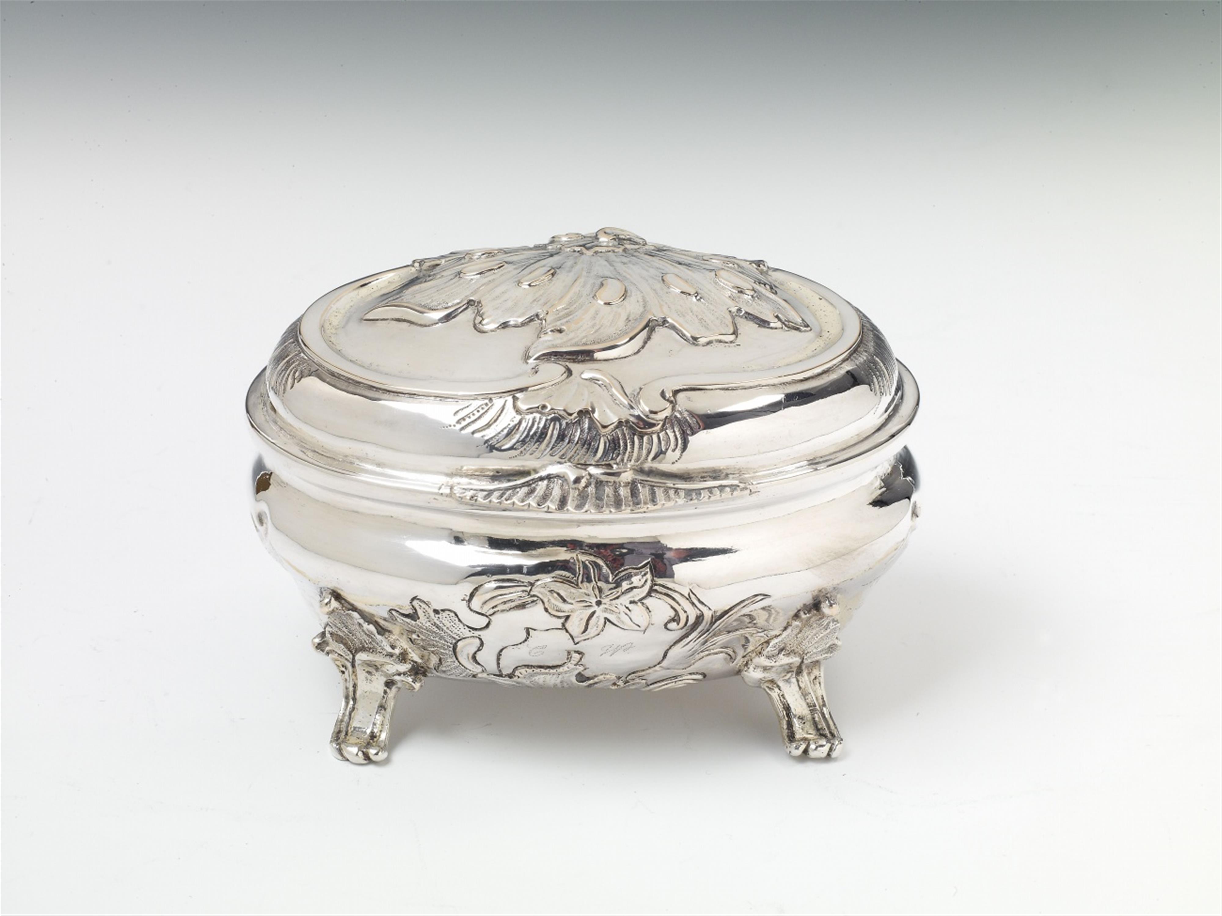 A Zerbst silver sugar box. Probably marks of Christian Gottlieb Abicht, ca. 1760. - image-1