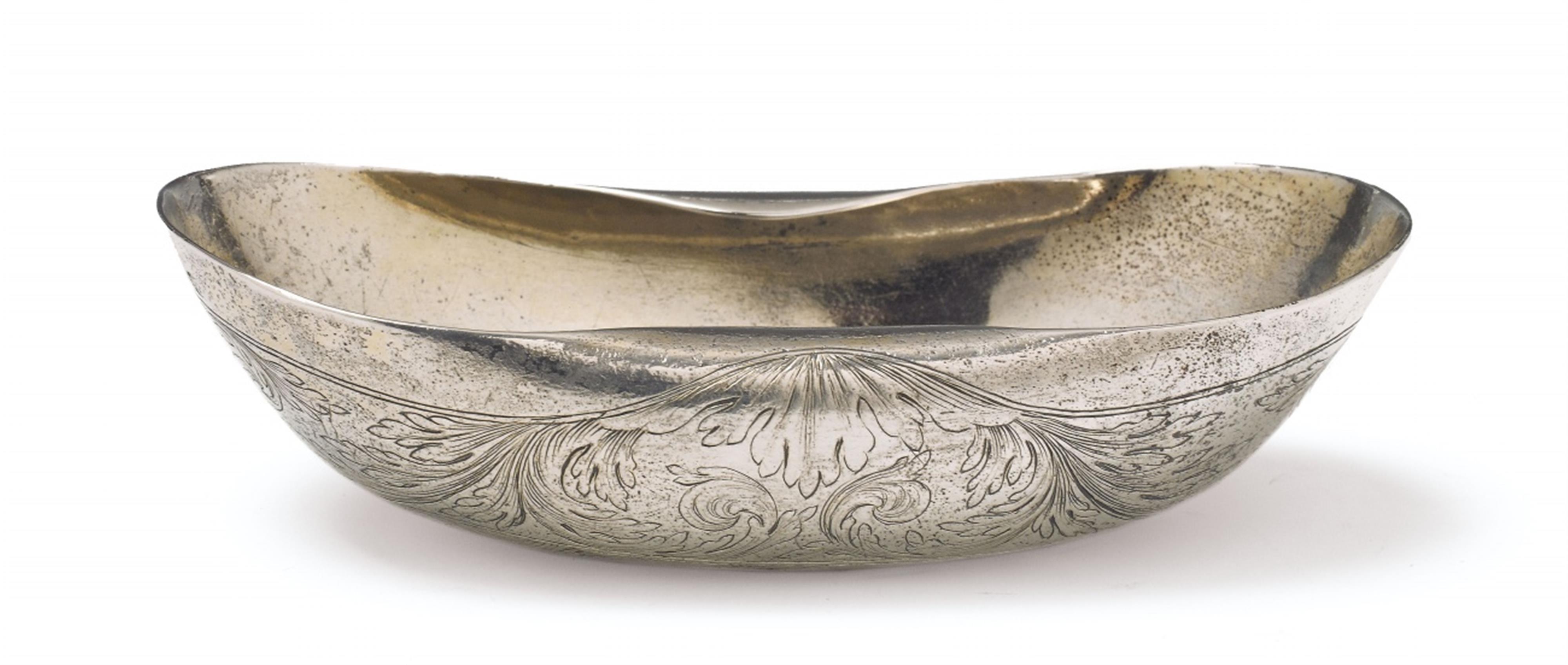 An Augsburg partially gilt silver dish with hunting decor - image-1