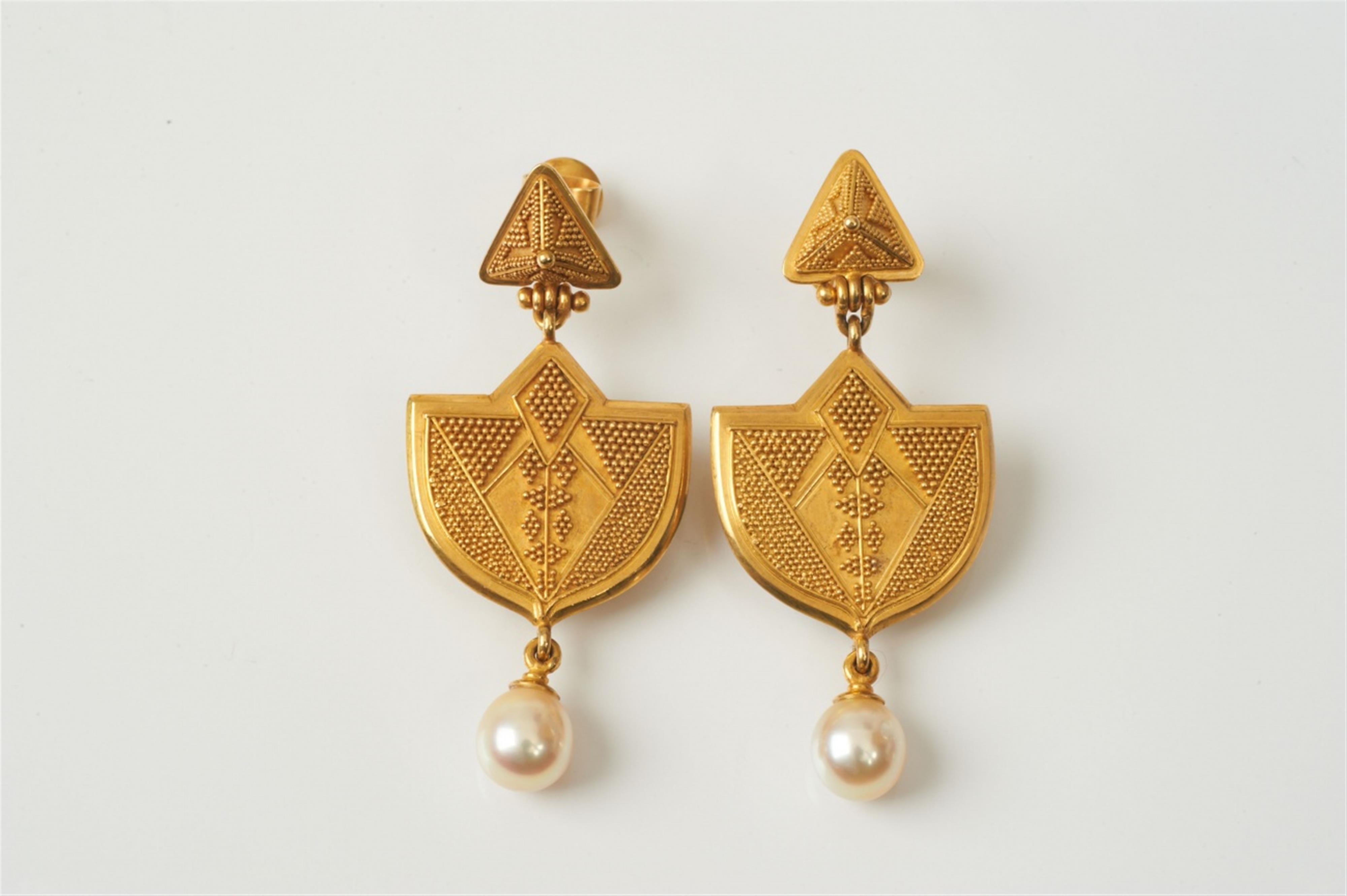 A pair of 18k gold pendant earrings with granulation and pearl by Wilhelm Nagel, Cologne - image-1