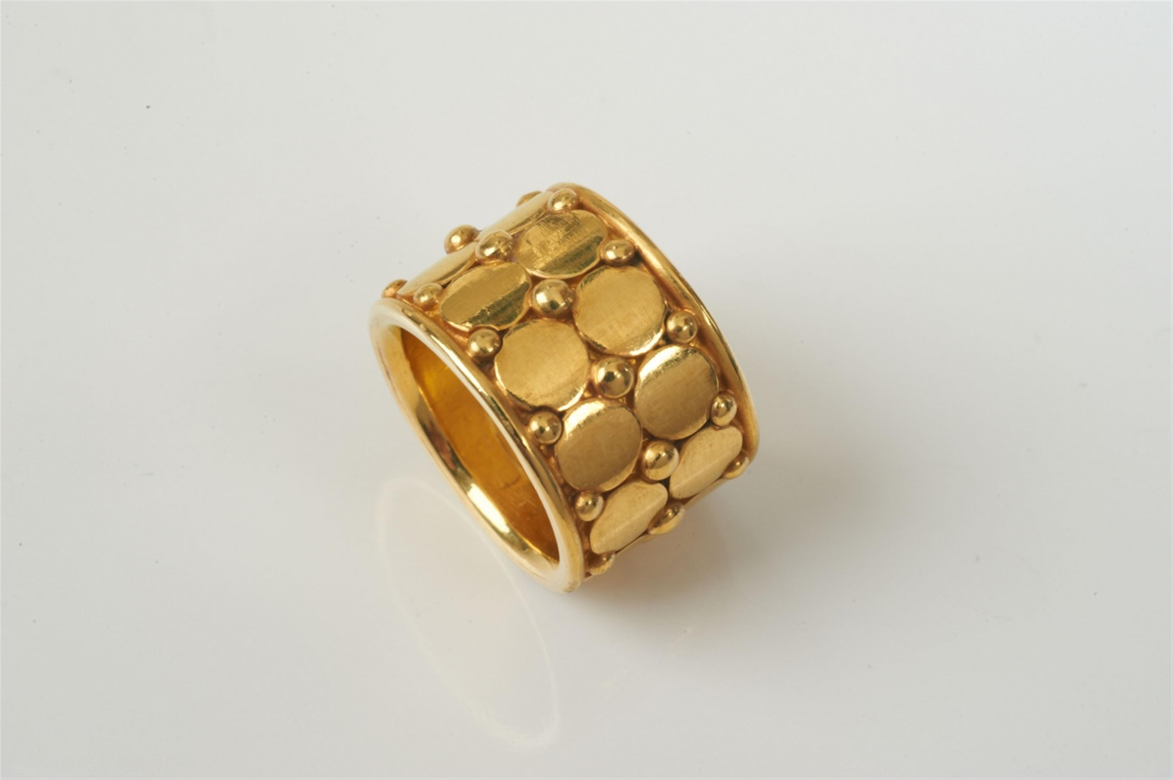 A hand-forged 18k gold ring by Wilhelm Nagel, Cologne - image-1