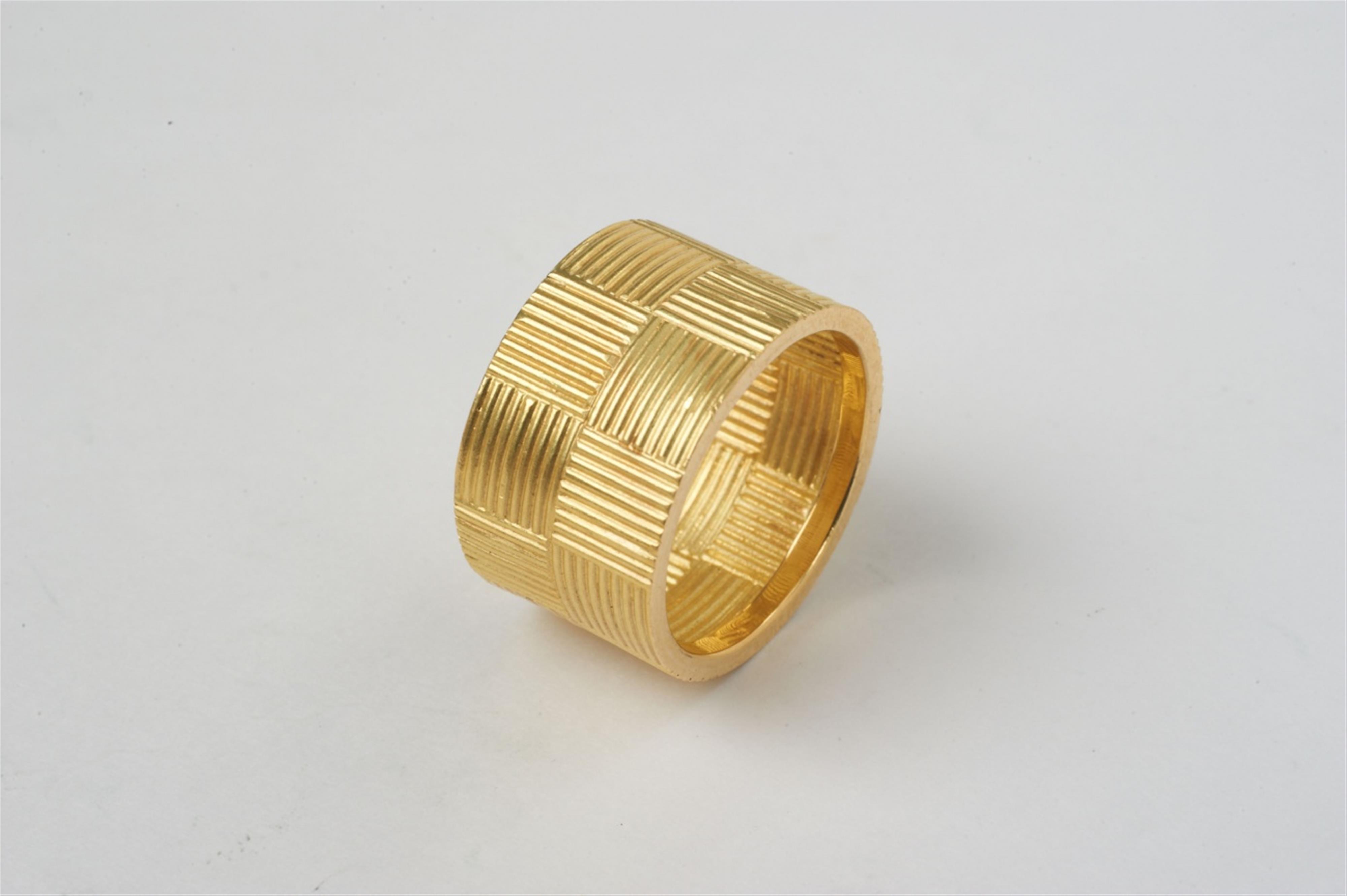A hand forged 18k gold ring by goldsmiths Brüderlin - image-1