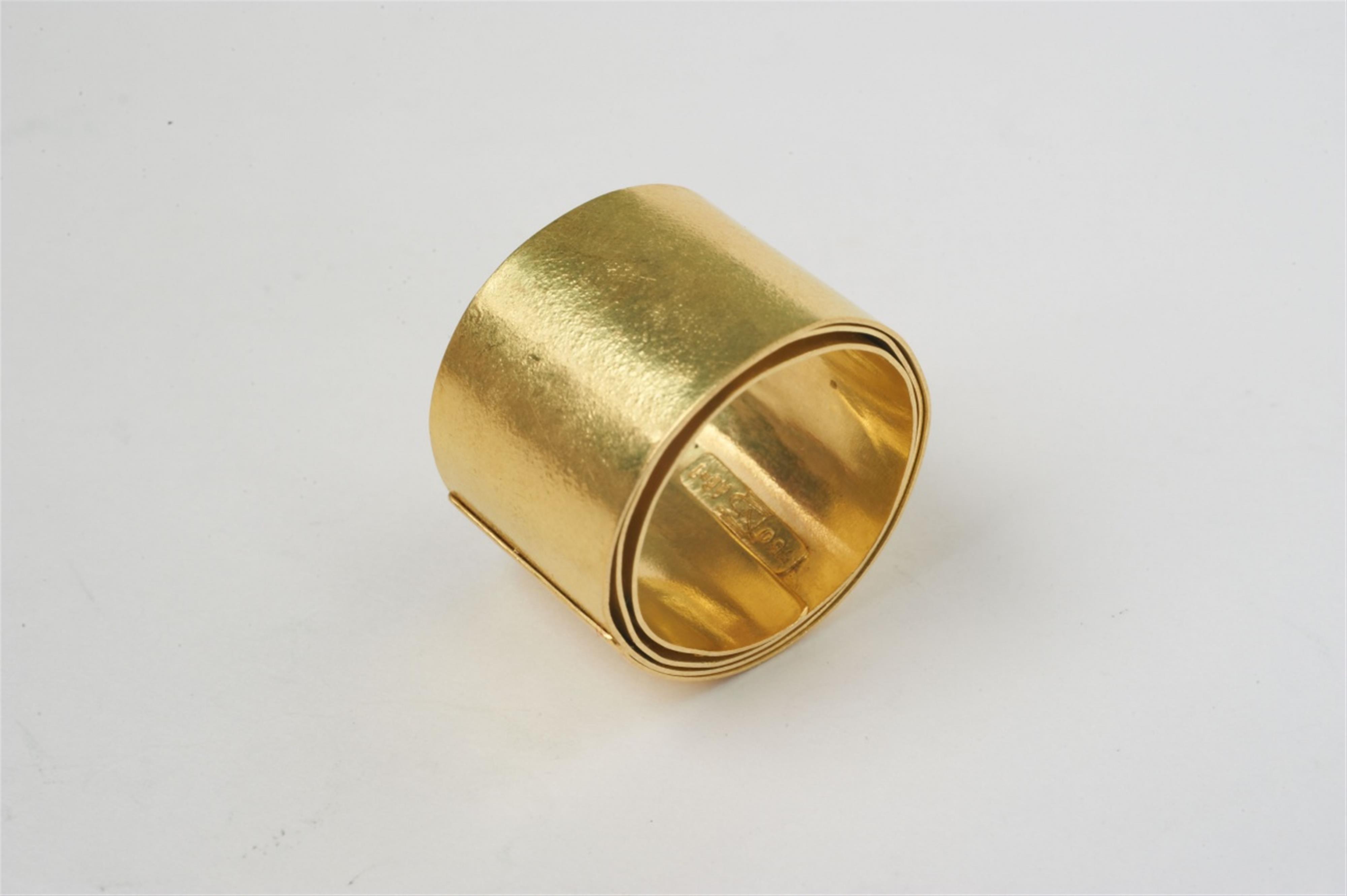 A unique 18k gold ring by goldsmiths Brüderlin - image-1