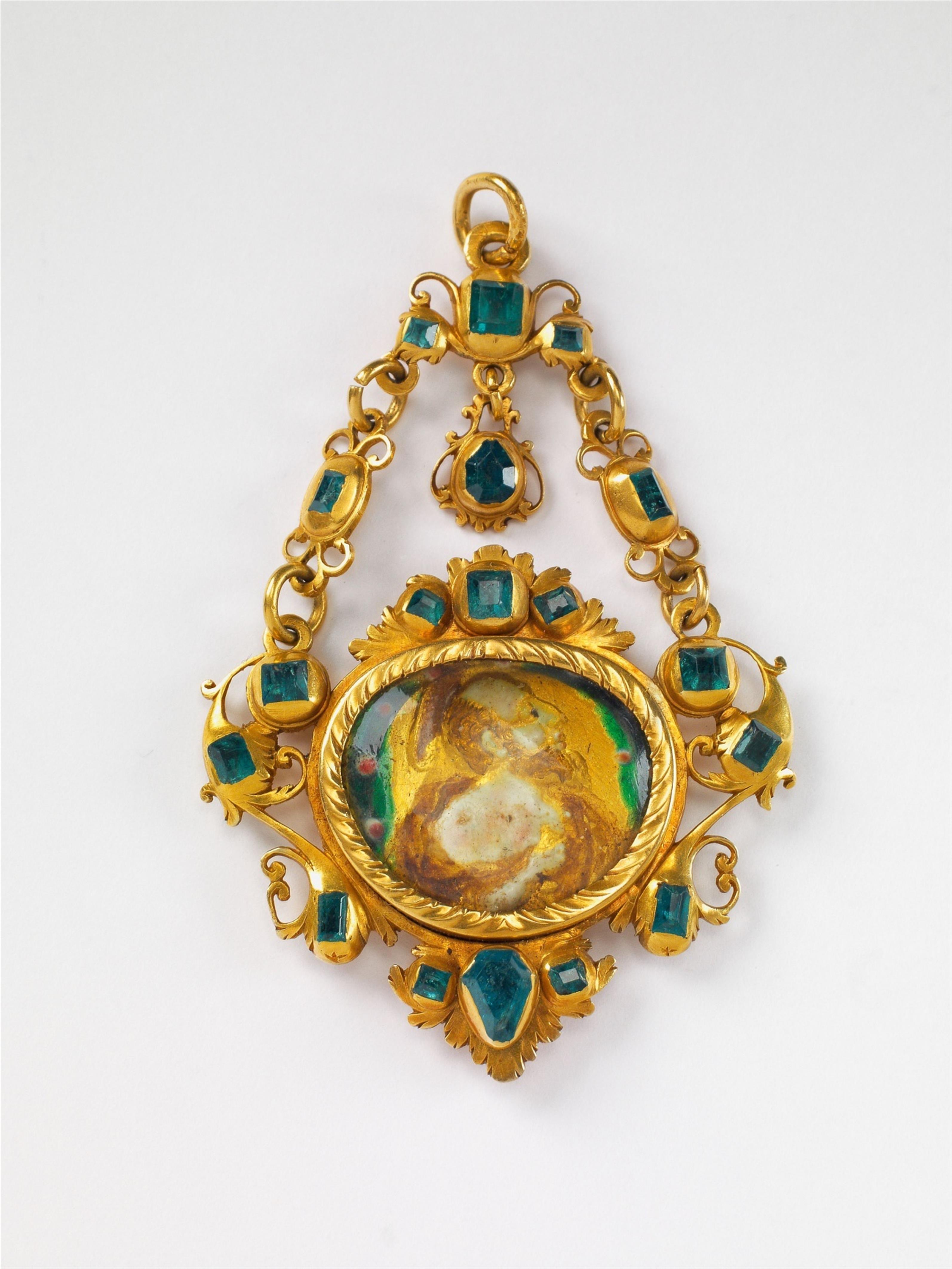 An 18k gold, enamel and emerald religious pendant - image-1