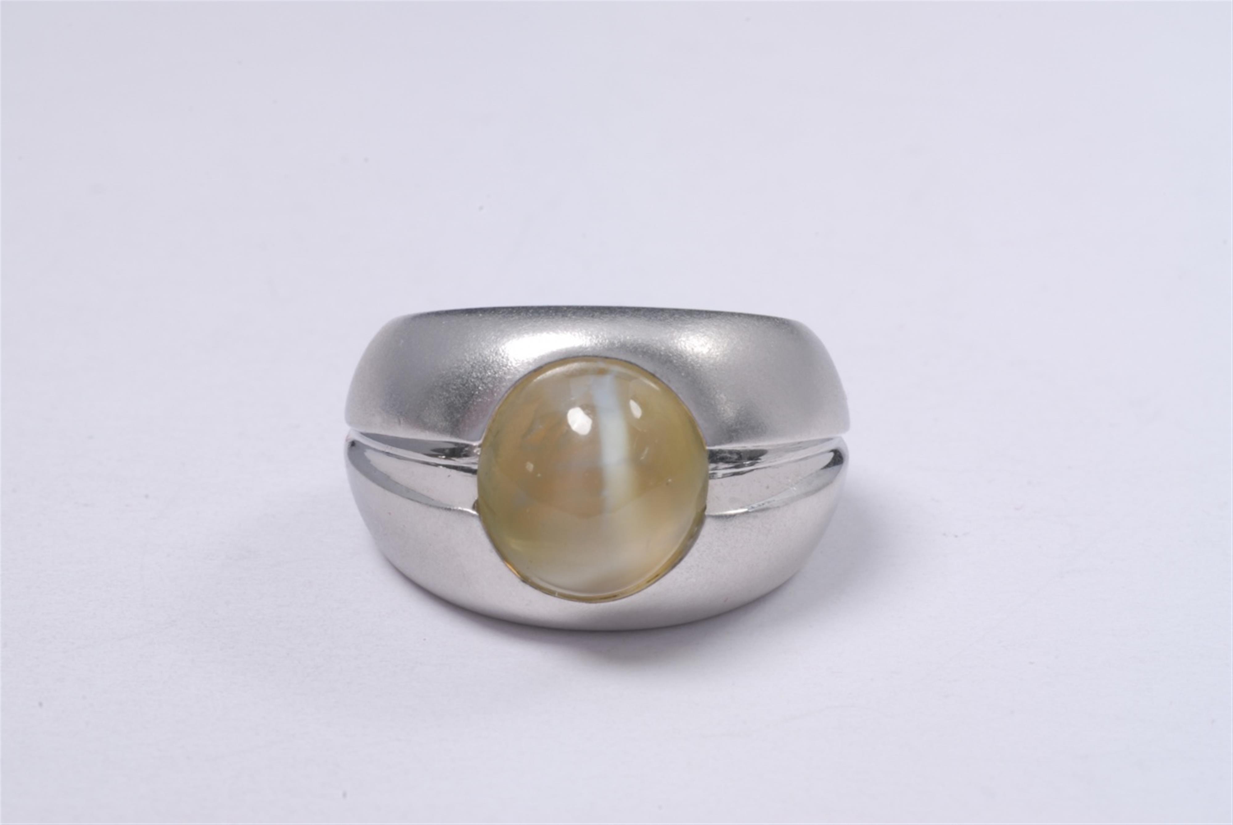 An 18k white gold ring with a cat's eye crysoberyl - image-3