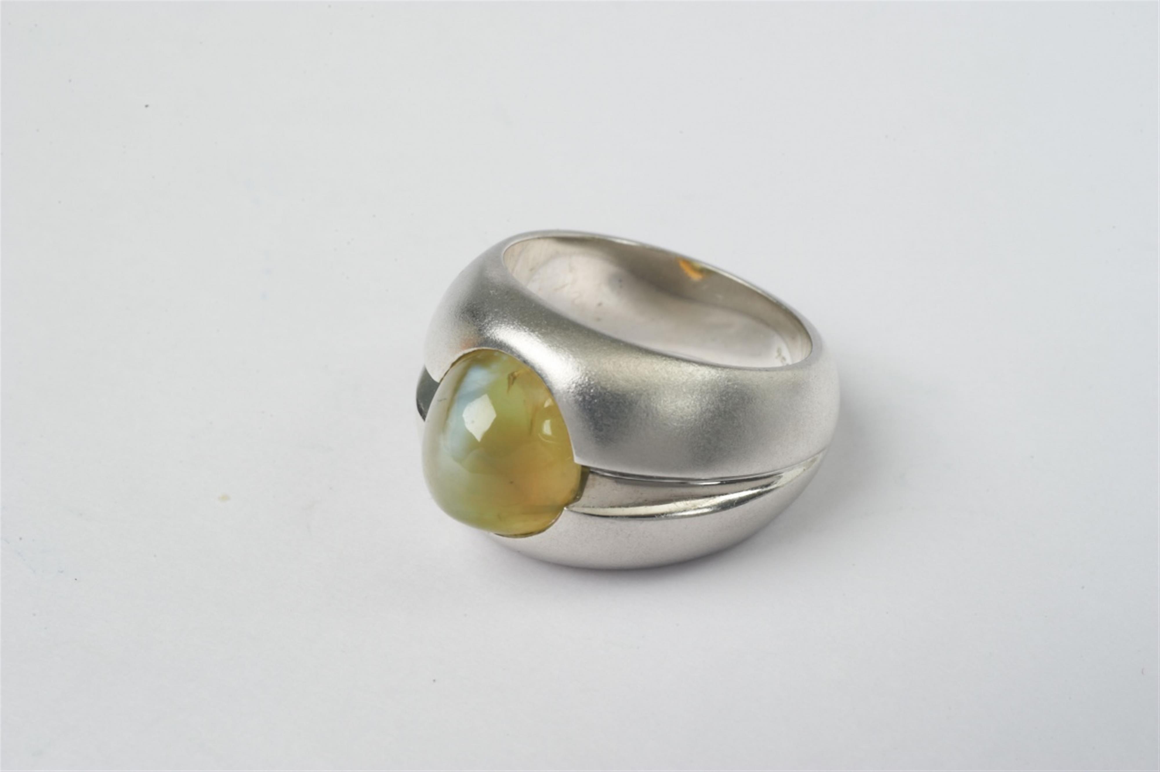 An 18k white gold ring with a cat's eye crysoberyl - image-4
