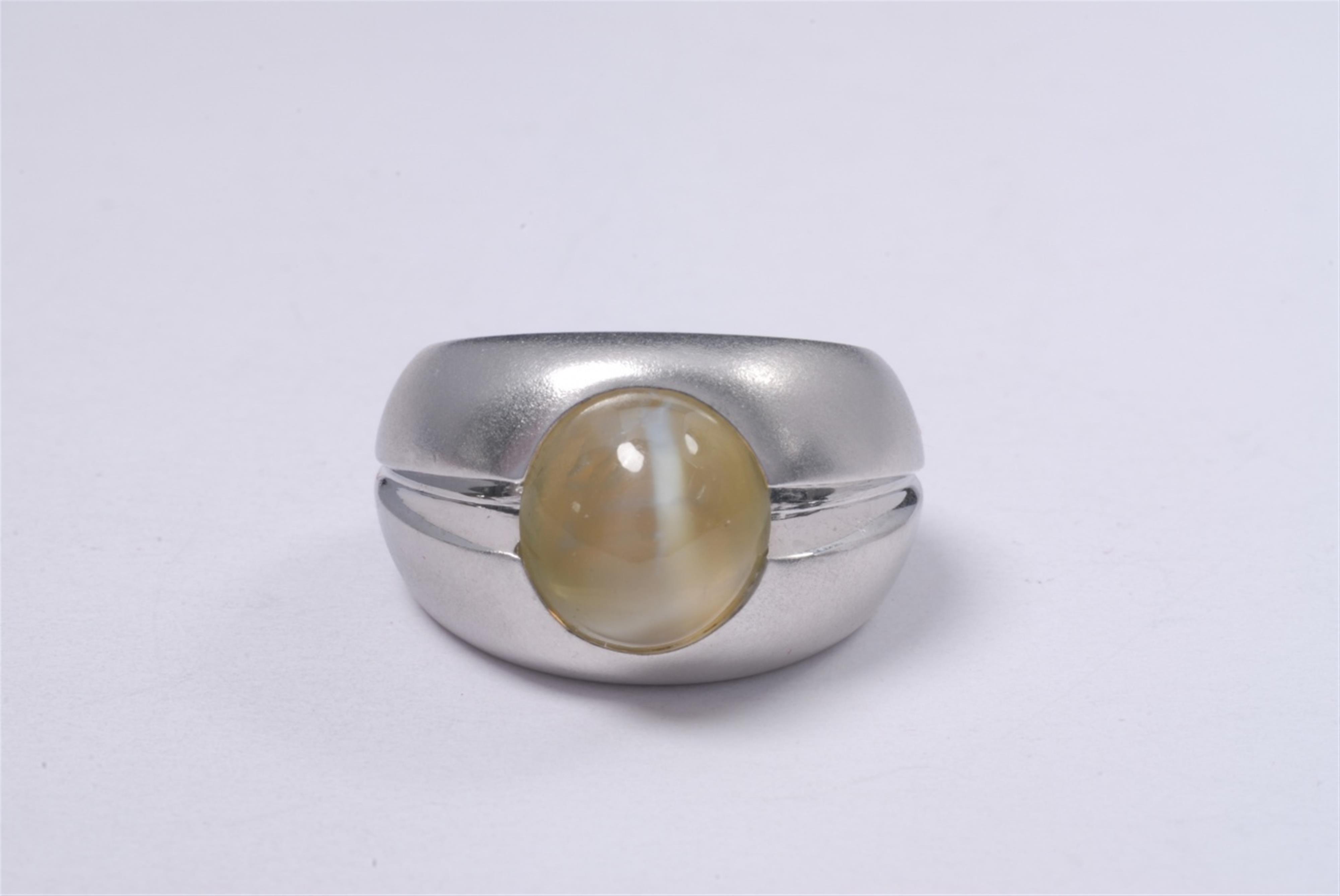 An 18k white gold ring with a cat's eye crysoberyl - image-1