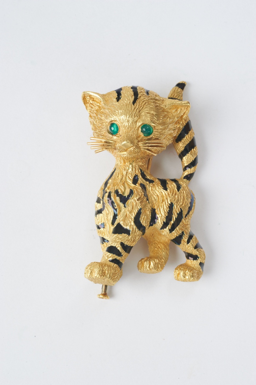 An 18k gold and enamel tiger clip brooch by Van Cleef & Arpels - image-1