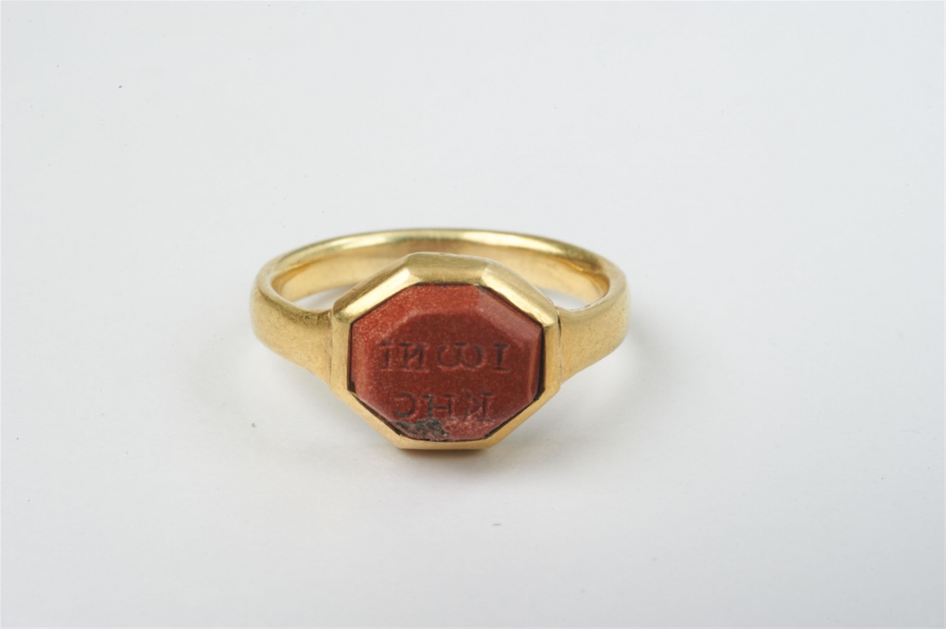 A 14k gold Roman jasper intaglio ring - image-2