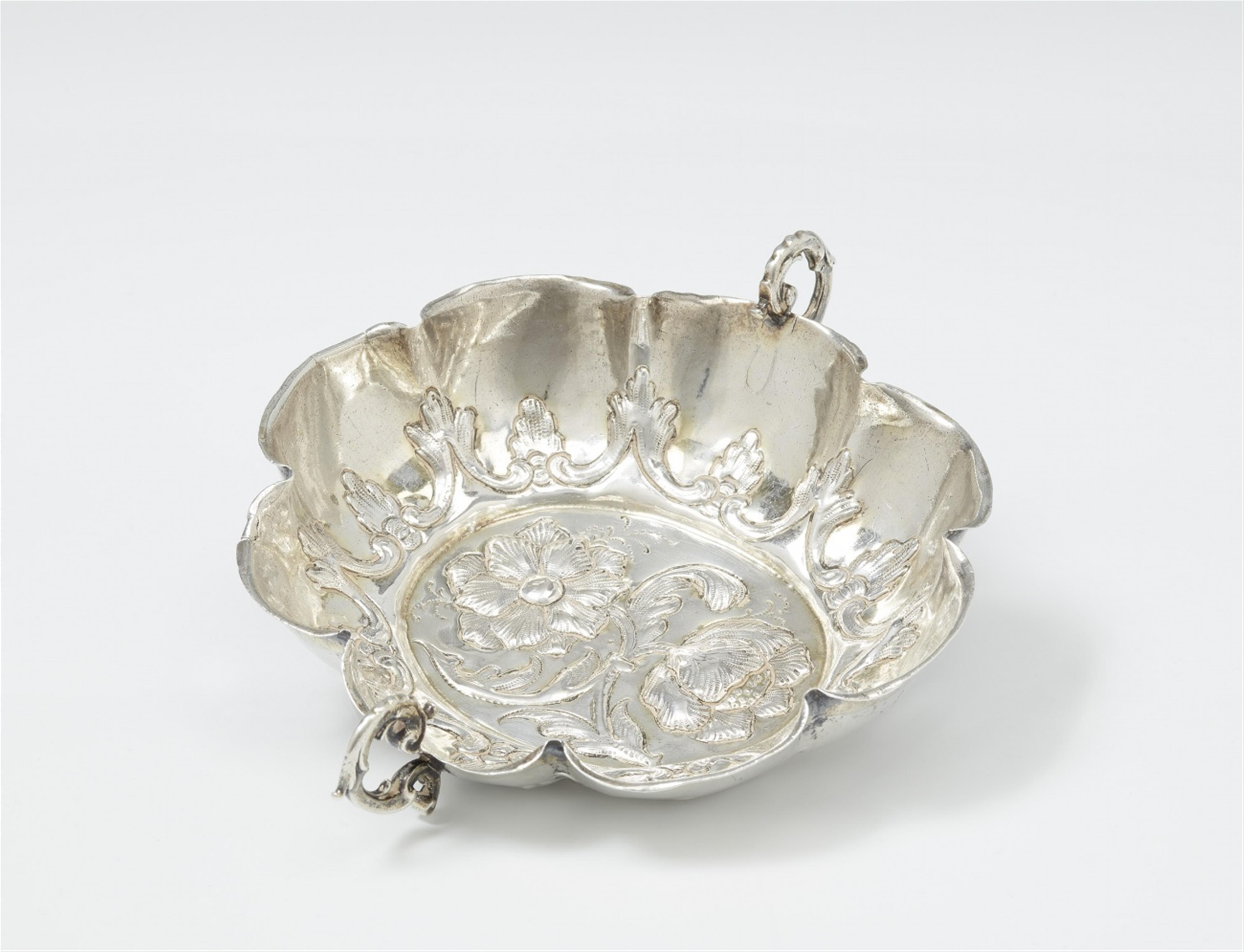 An Augsburg partially gilt silver brandy dish. With a small, engraved monogram "I*C*". Marks of Hans III Petrus, 1661 - 65. - image-1