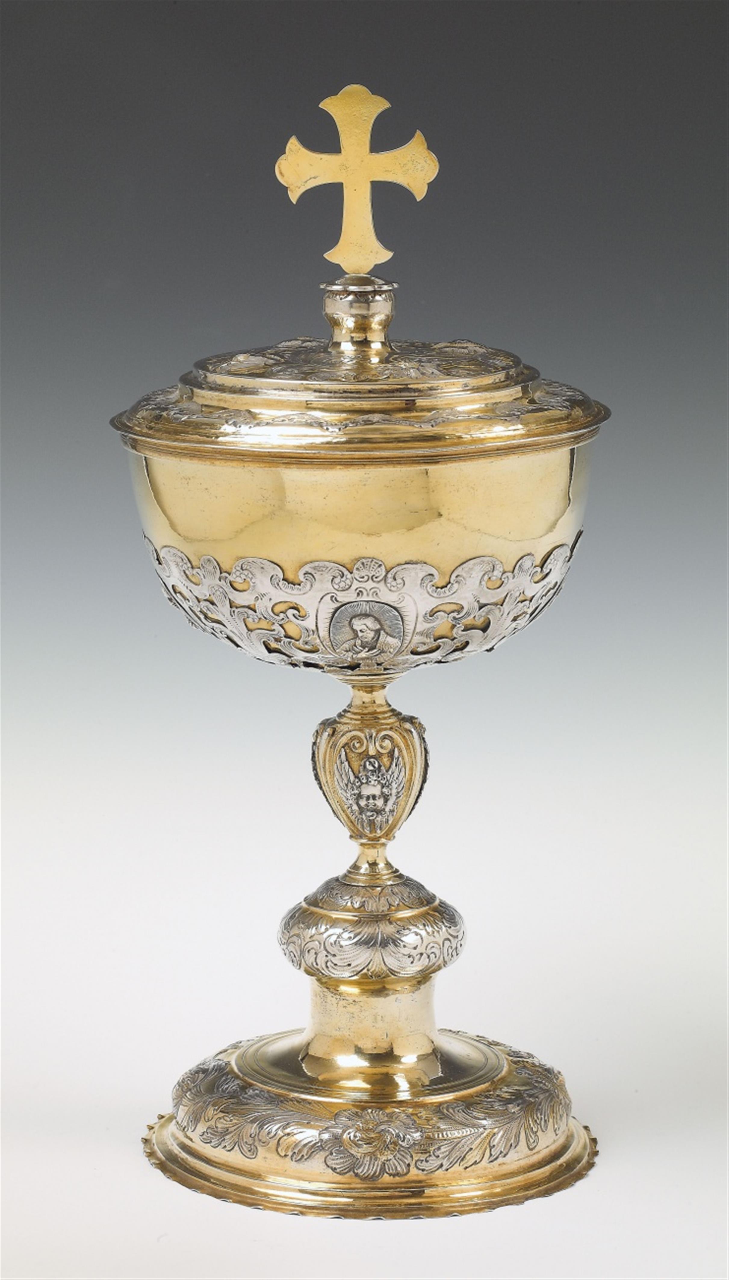 A large Augsburg partially gilt silver ciborium. Decorated with oval reliefs containing busts of counter-reformation saints. Marks of Johann Jakob I Ernst, ca. 1680. - image-1