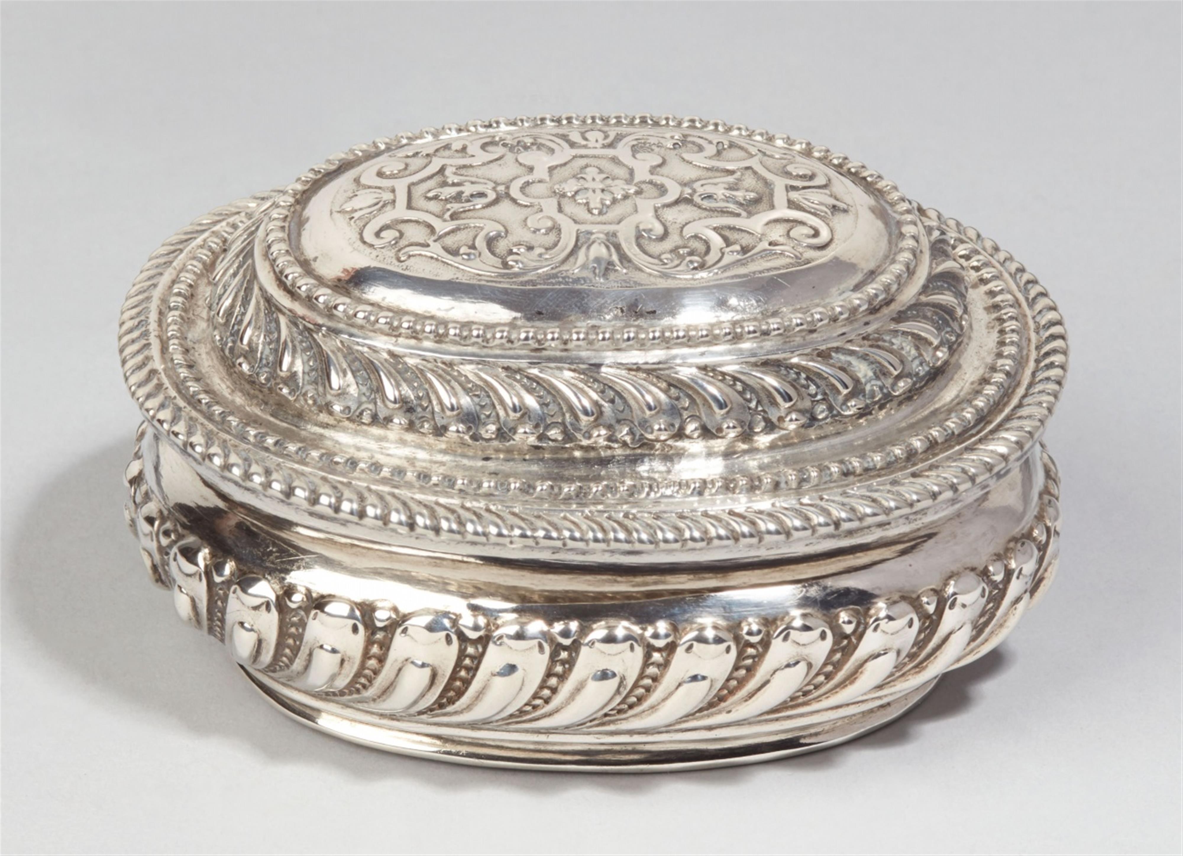 An Augsburg silver toilette box. Marks of Peter Weron. 1707 - 11. - image-1