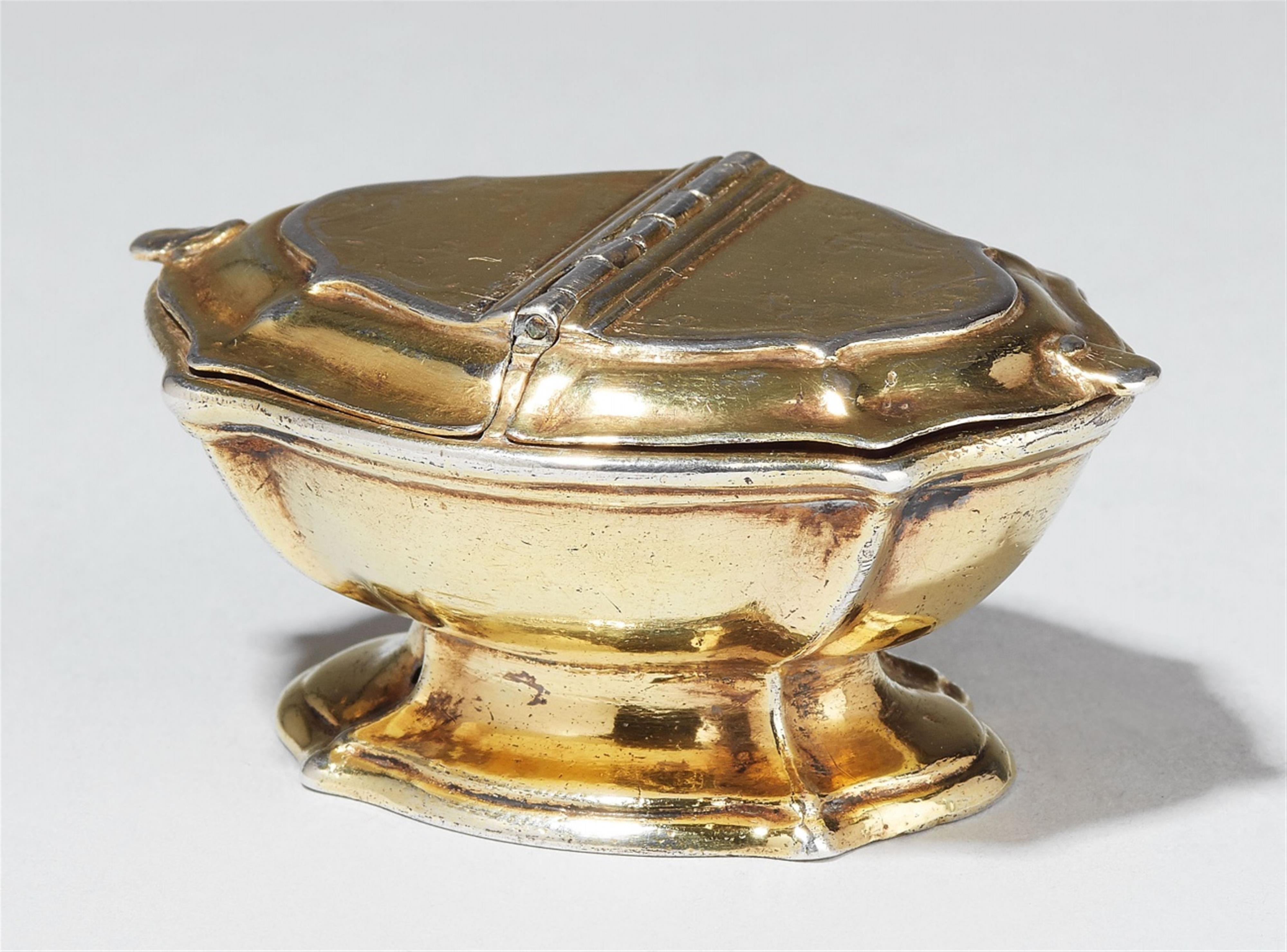 A partially gilt Augsburg régence silver spice box. Marks of Elias Adam, 1741 - 43. - image-1
