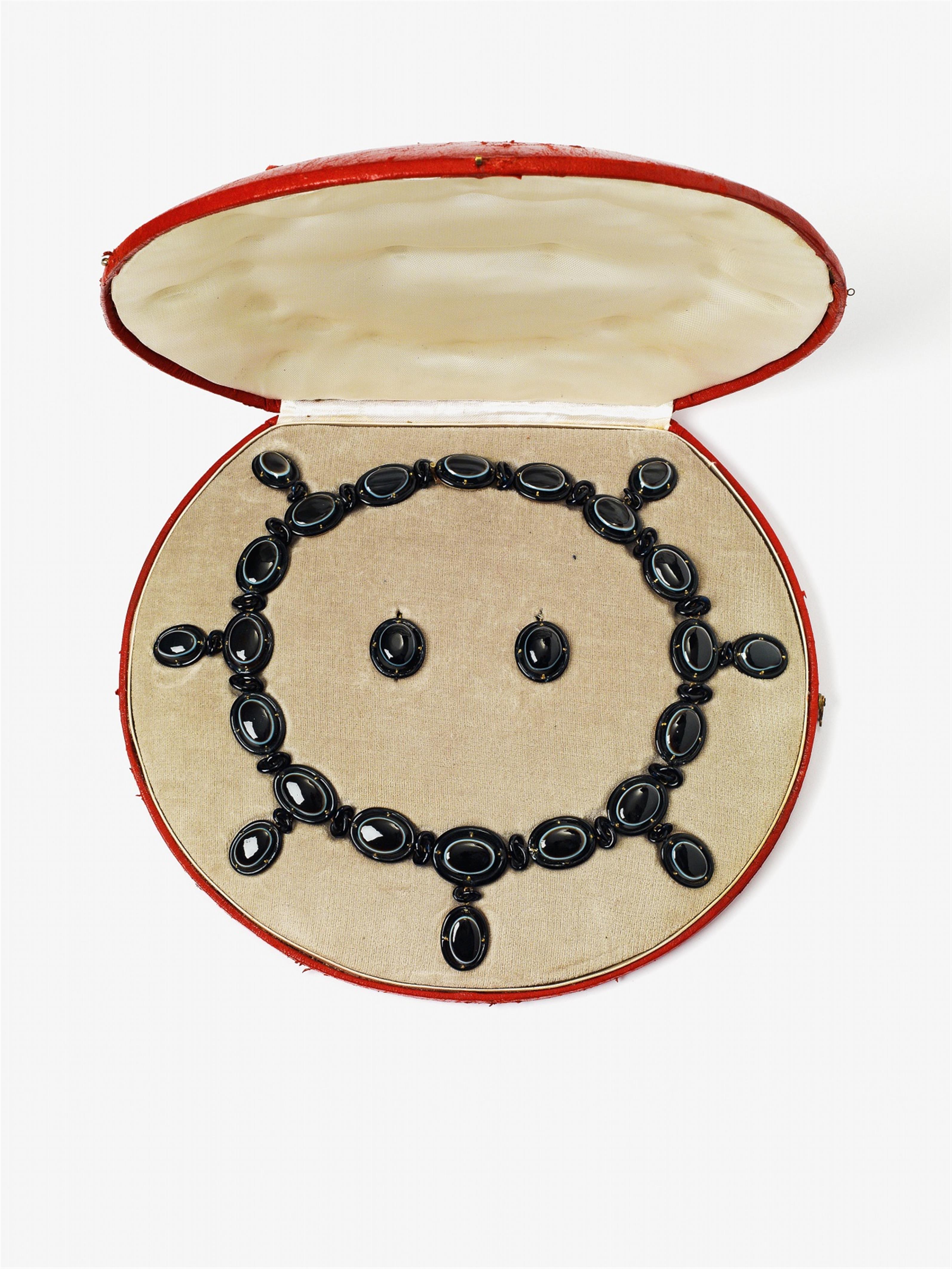 A 14k gold, black enamel and agate demi-parure within its case - image-1