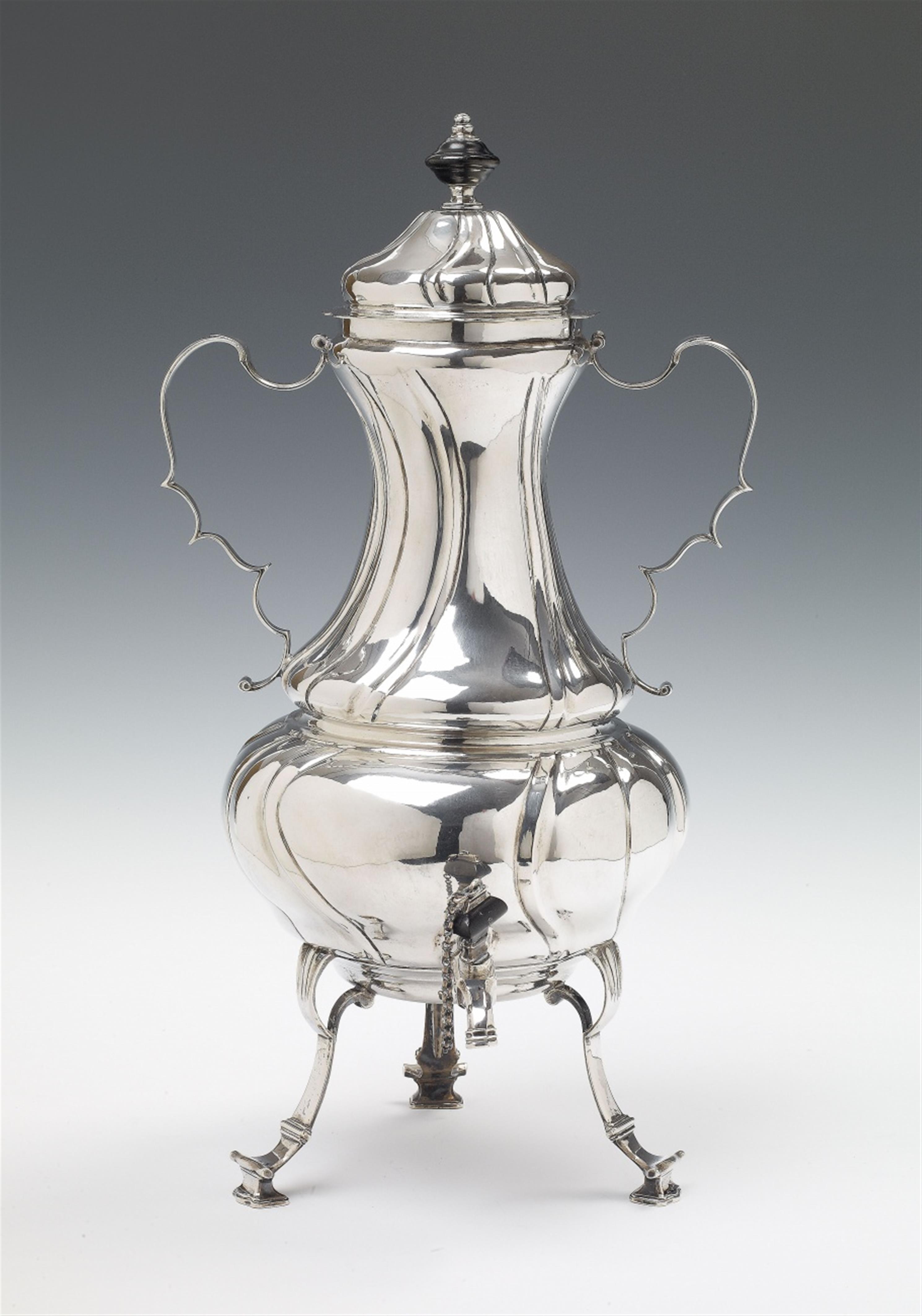 A Cologne silver coffee urn. The handle and finial of ebony. Marks of Hermann Joseph von der Rennen, 1774 - 79. - image-1