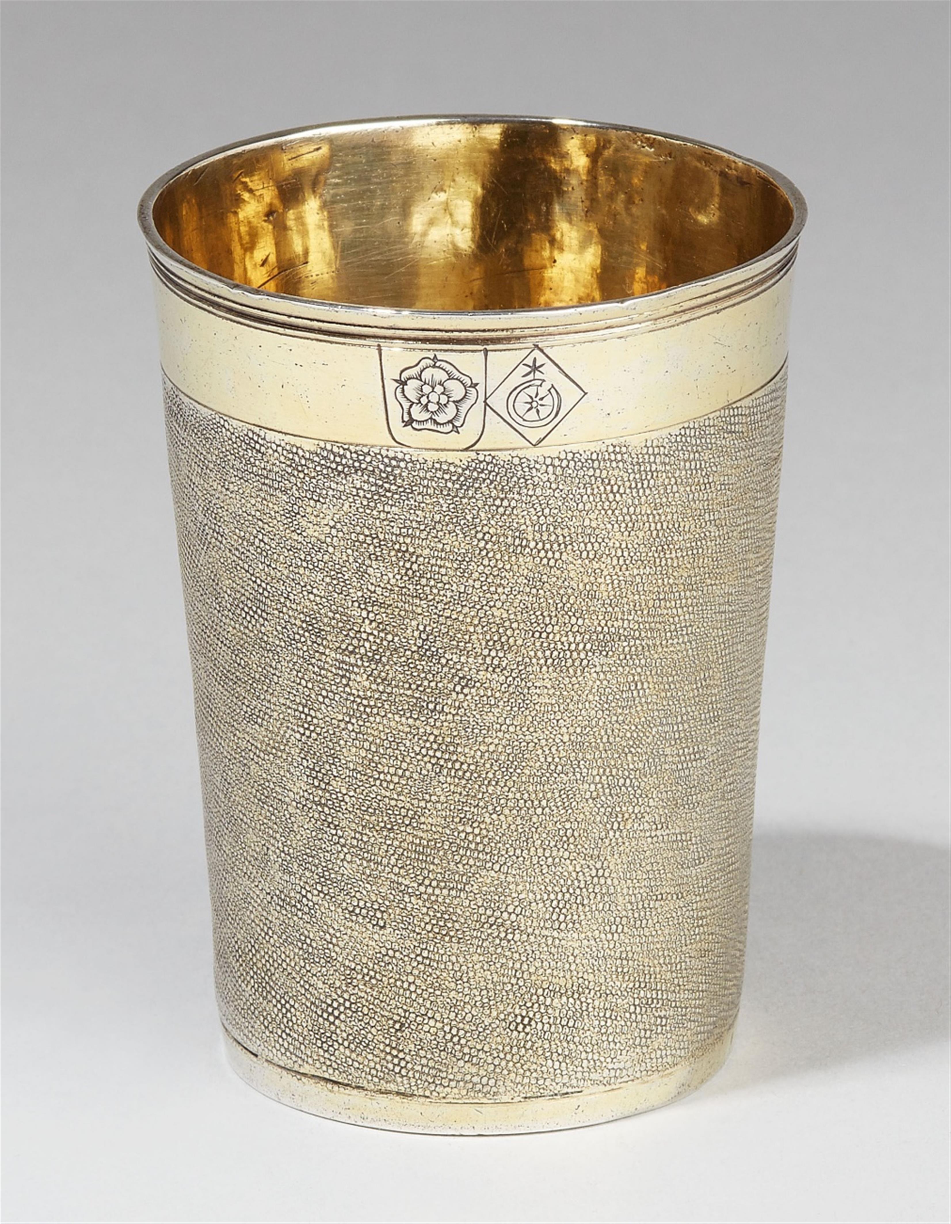 A Nuremberg partially gilt silver snakeskin beaker. Engraved with a small arms of alliance and with weight "3 1/10" to the underside. Marks of Lorenz Tittecke, 1609 - 26. - image-1
