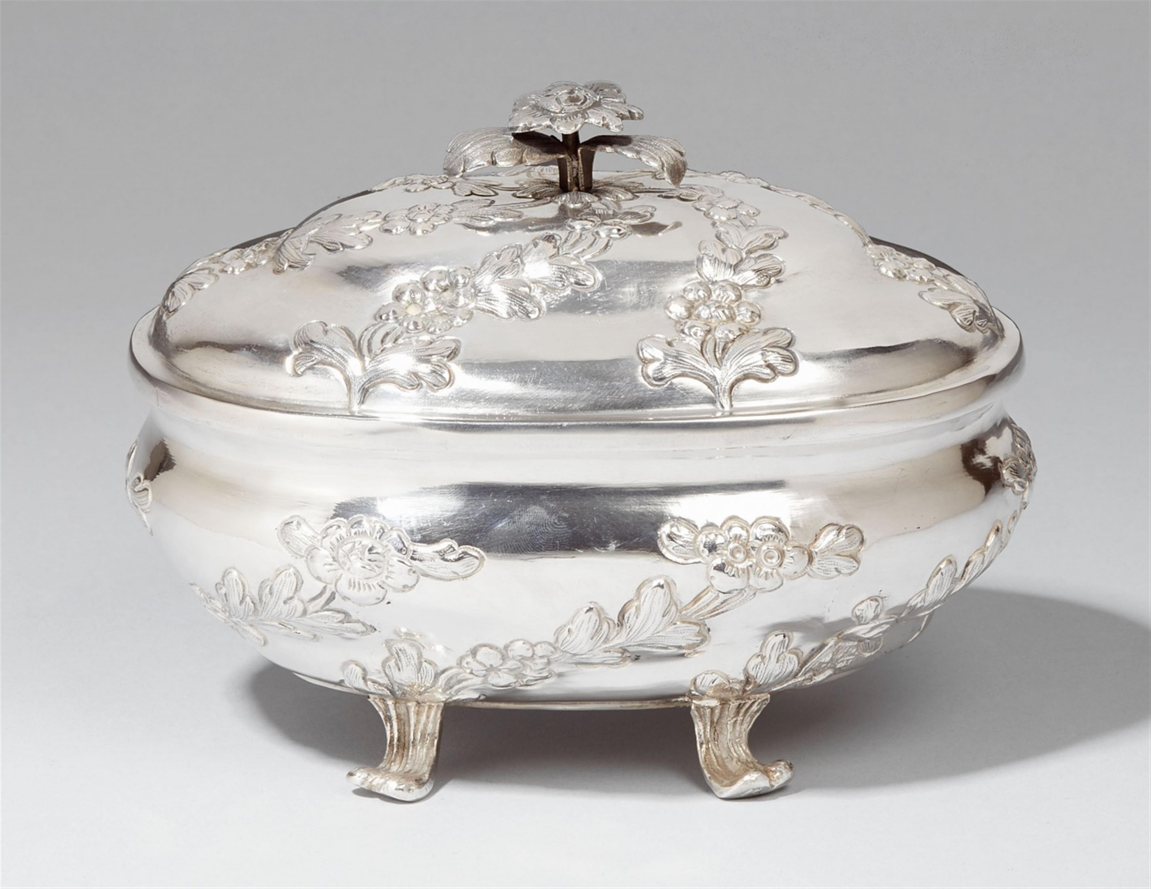 An interior gilt Nuremberg silver sugar box. Marks of Friedrich Wilhelm Kramer, 1781 - 83. - image-1