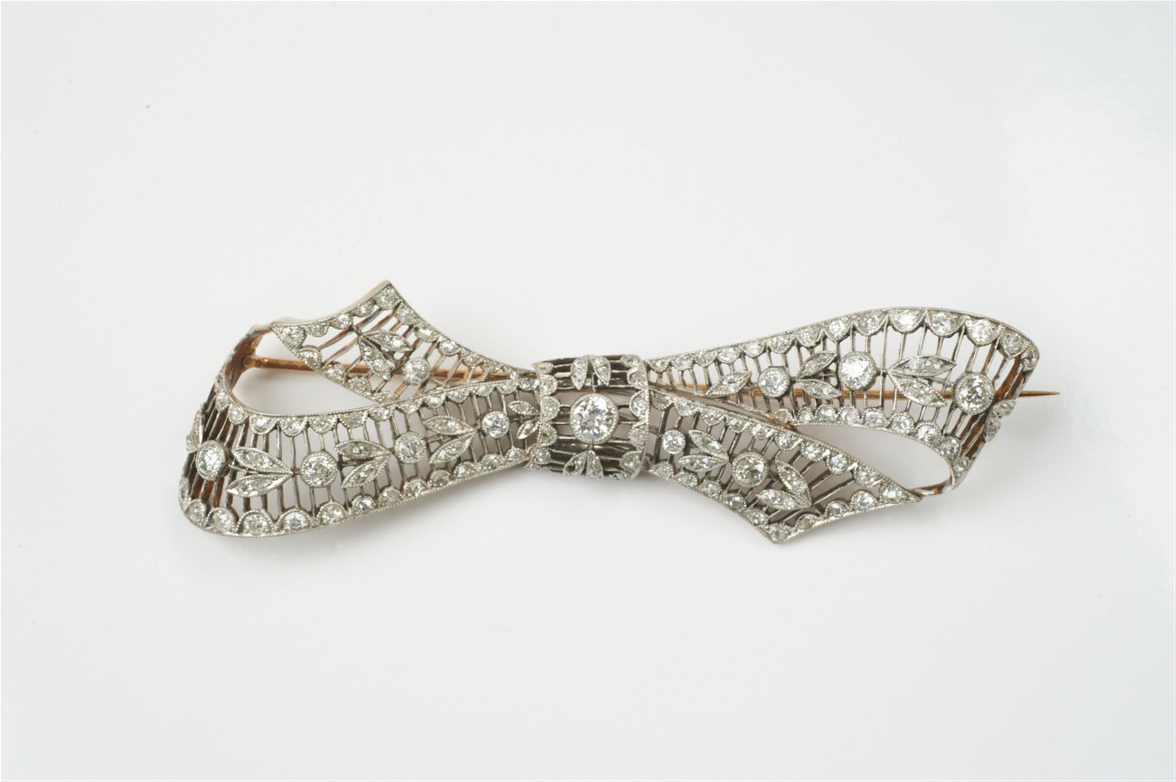 A Viennese 14k gold and diamond Belle Epoque bow brooch - image-1