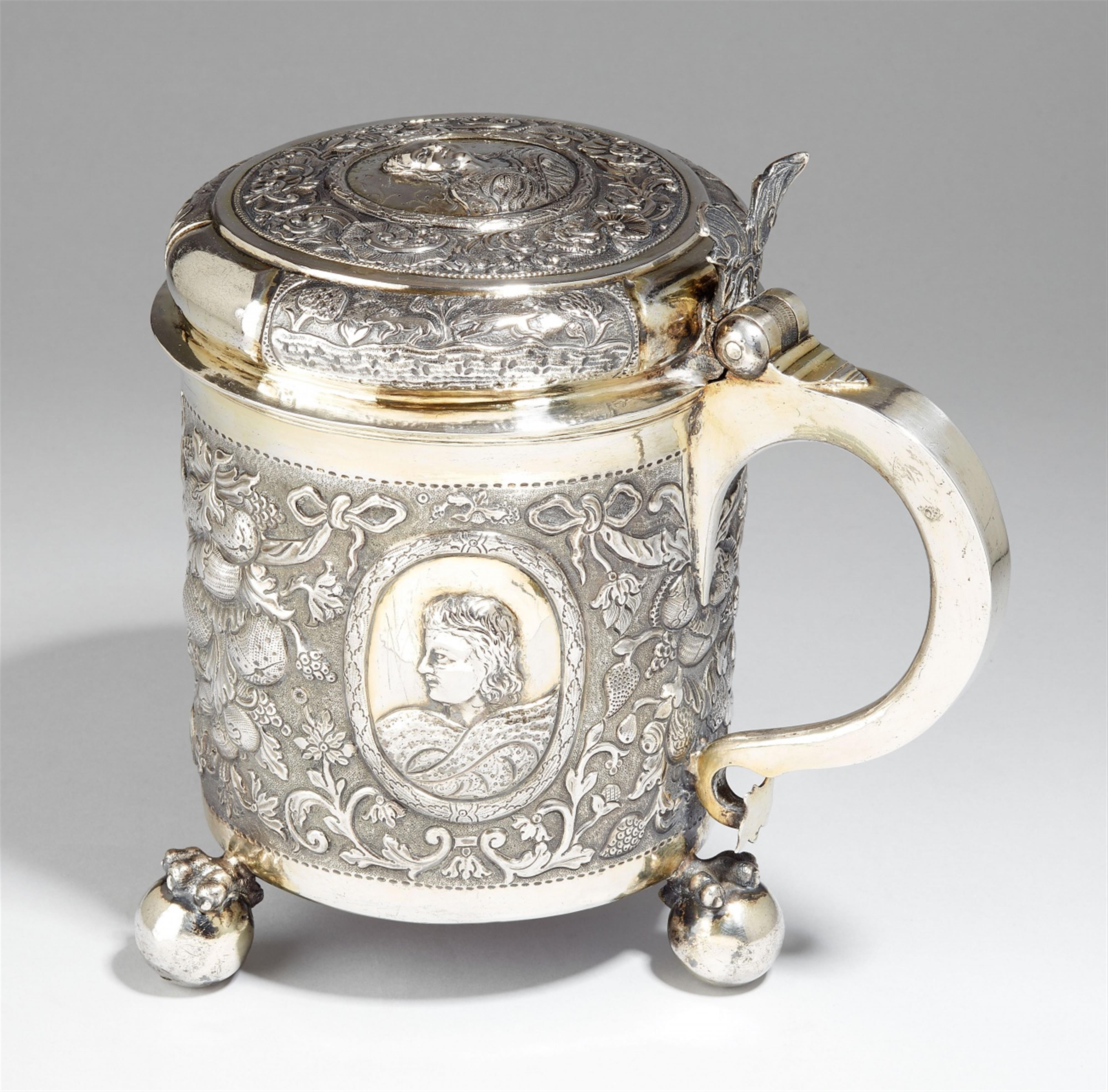 A baroque Moscow partially gilt silver tankard and cover. With a small crack to the edge of the lid. Marks of Master WMO, 1747. - image-1