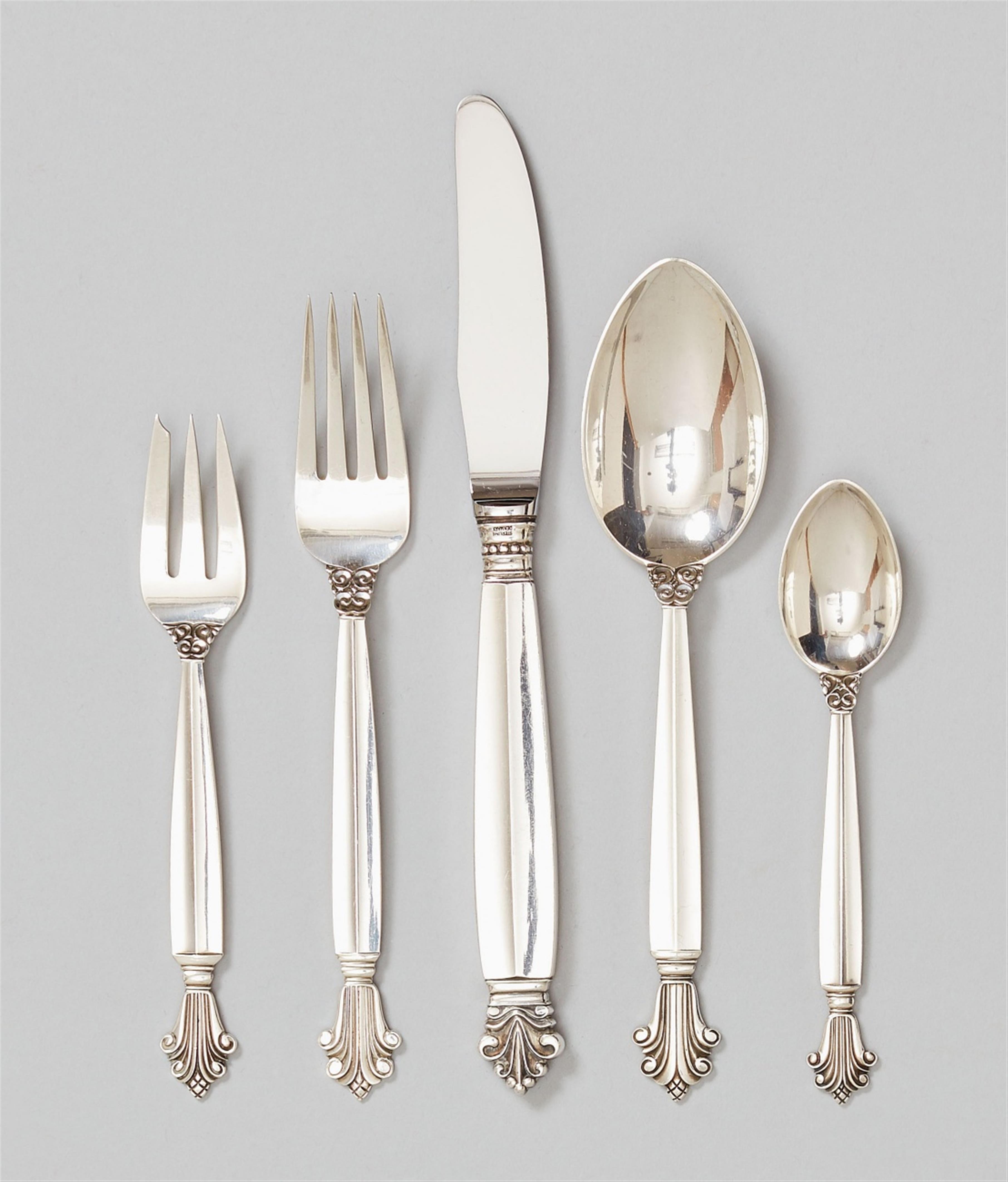 A Copenhagen silver cutlery set, no. 180. Acanthus/Königin model. 30 pieces comprising six knives, forks, spoons, cake forks and tea spoons. Marks of Georg Jensen, designed by Johan Rohde 1917, produced 1945 - 76. - image-1