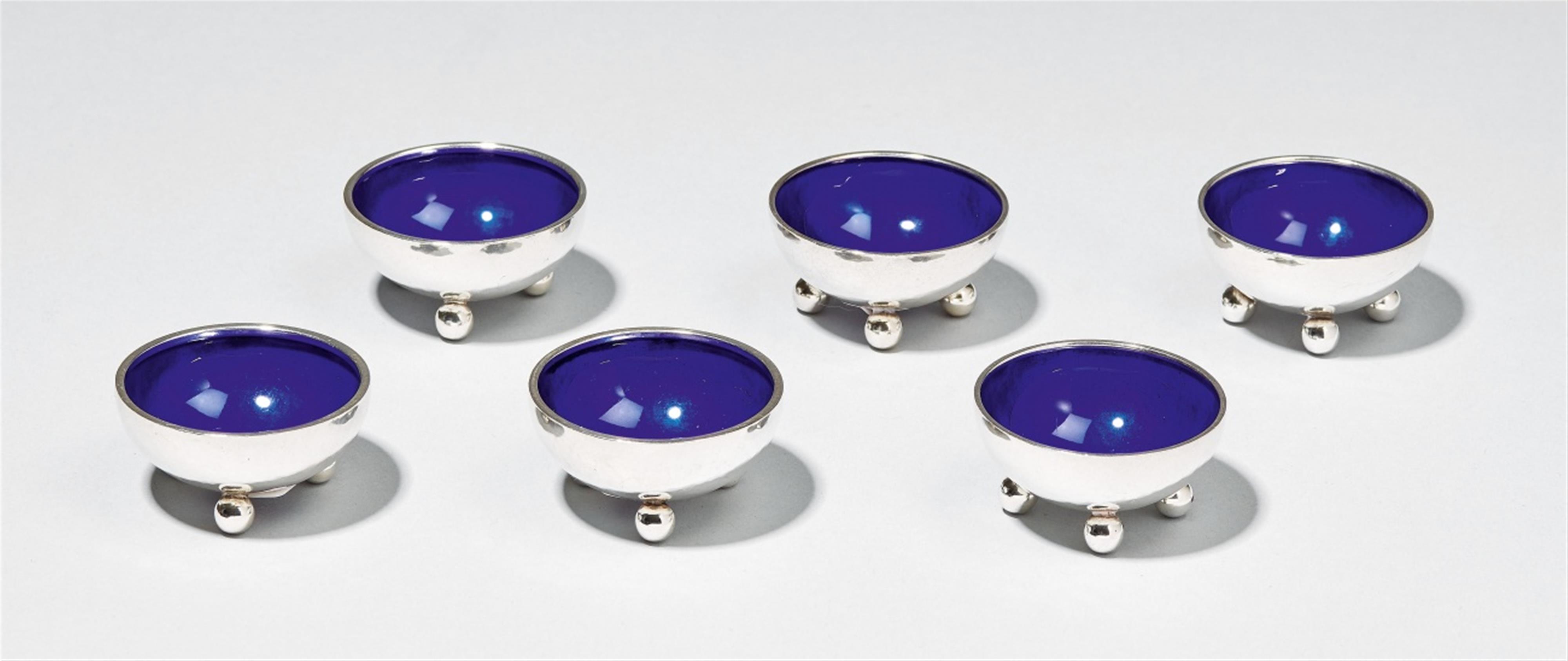 Six Copenhagen silver salts, no. 433. With cobalt blue enamel to the interiors. Marks of Georg Jensen, designed by Harald Nielsen ca. 1930, produced 1945 - 76. Sechs Salièren No. 433 - image-1