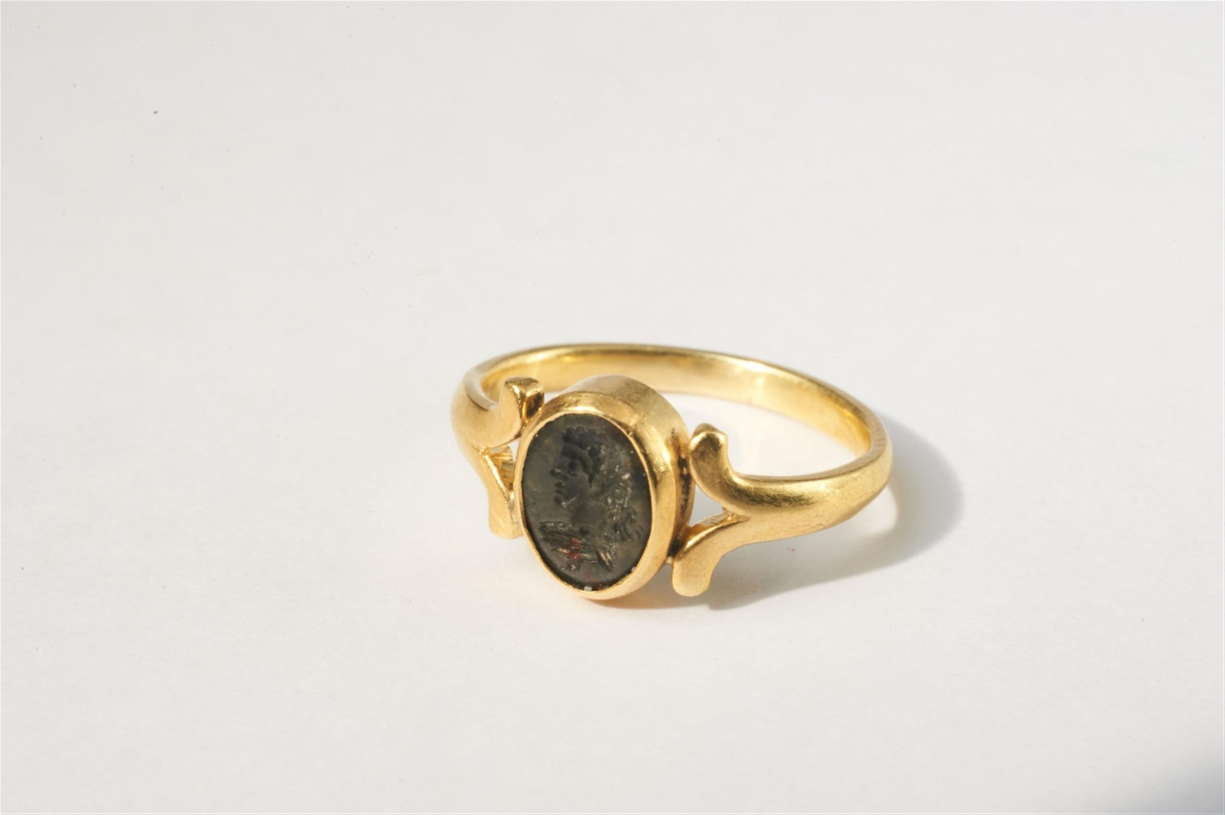 A 14k gold Roman jasper intaglio ring - image-1