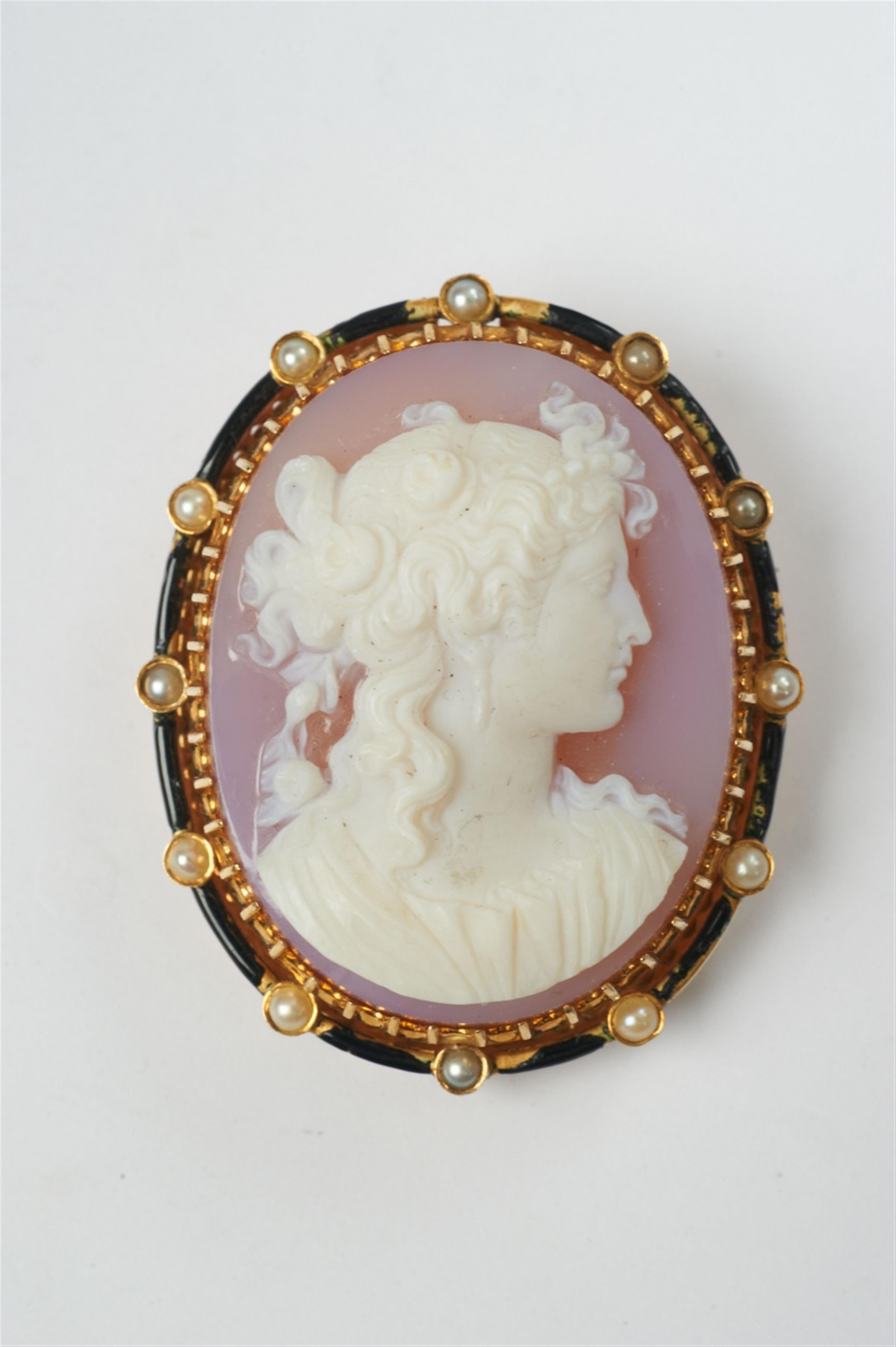 An 18k gold, enamel and agate cameo pendant brooch - image-1