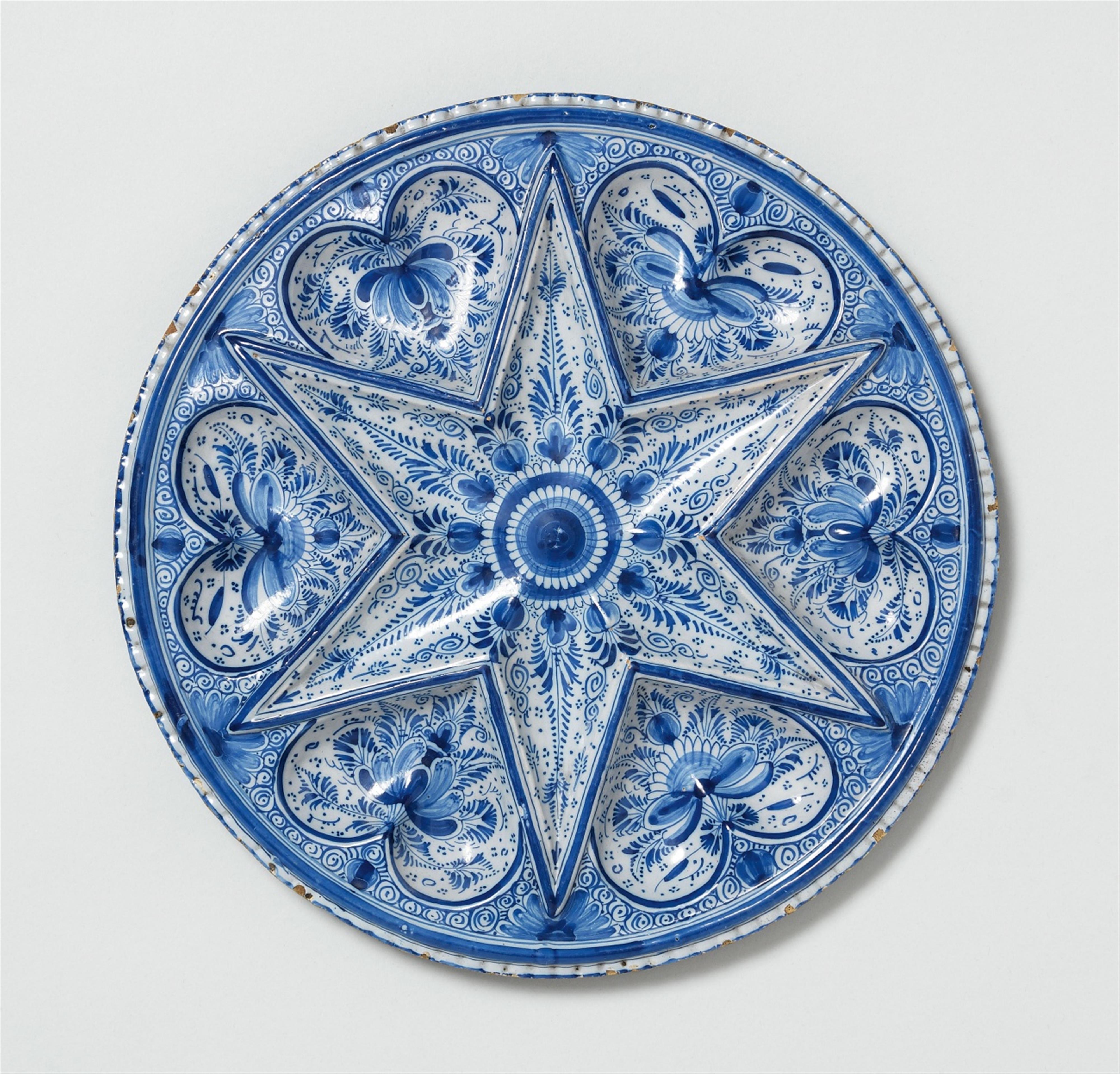 A blue and white Nuremberg faience star platter - image-1