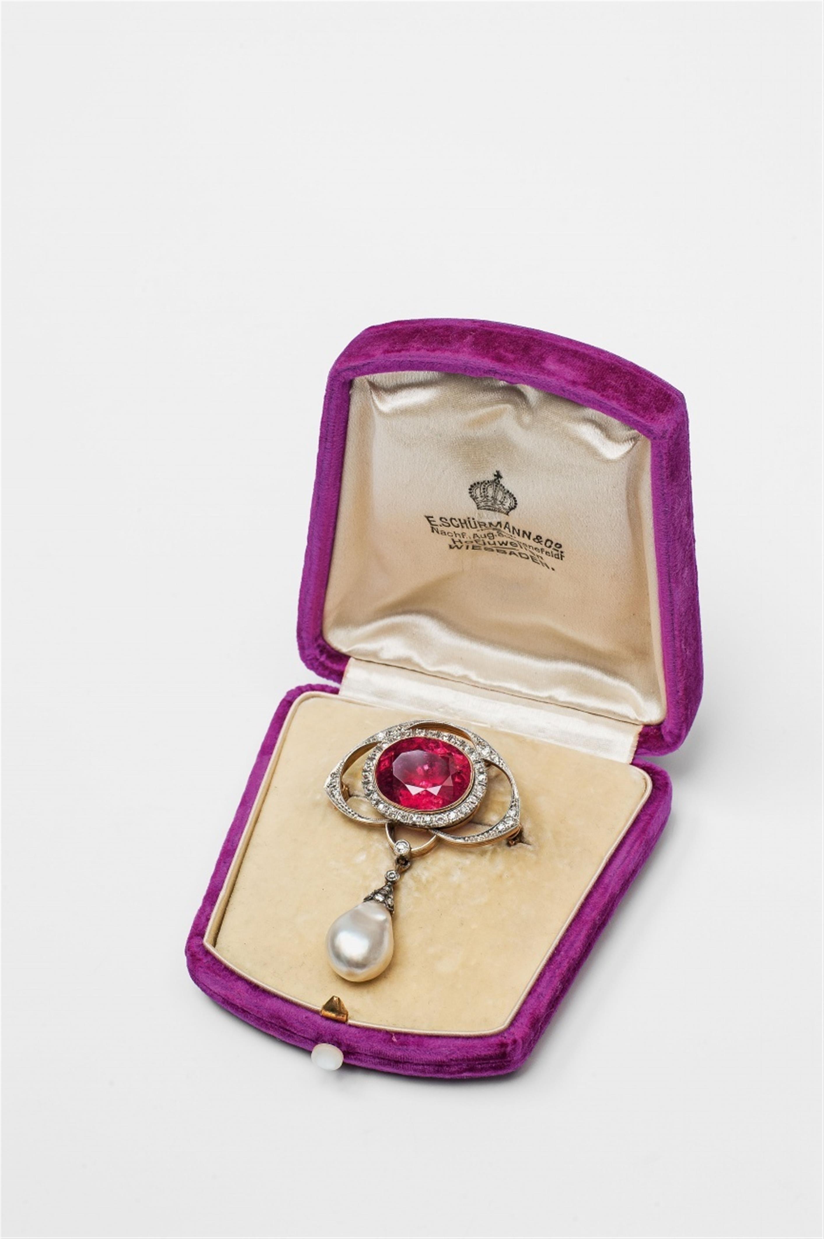 A German 14k gold, diamond and pink rubelite Belle Epoque brooch with an Oriental pearl droplet - image-2