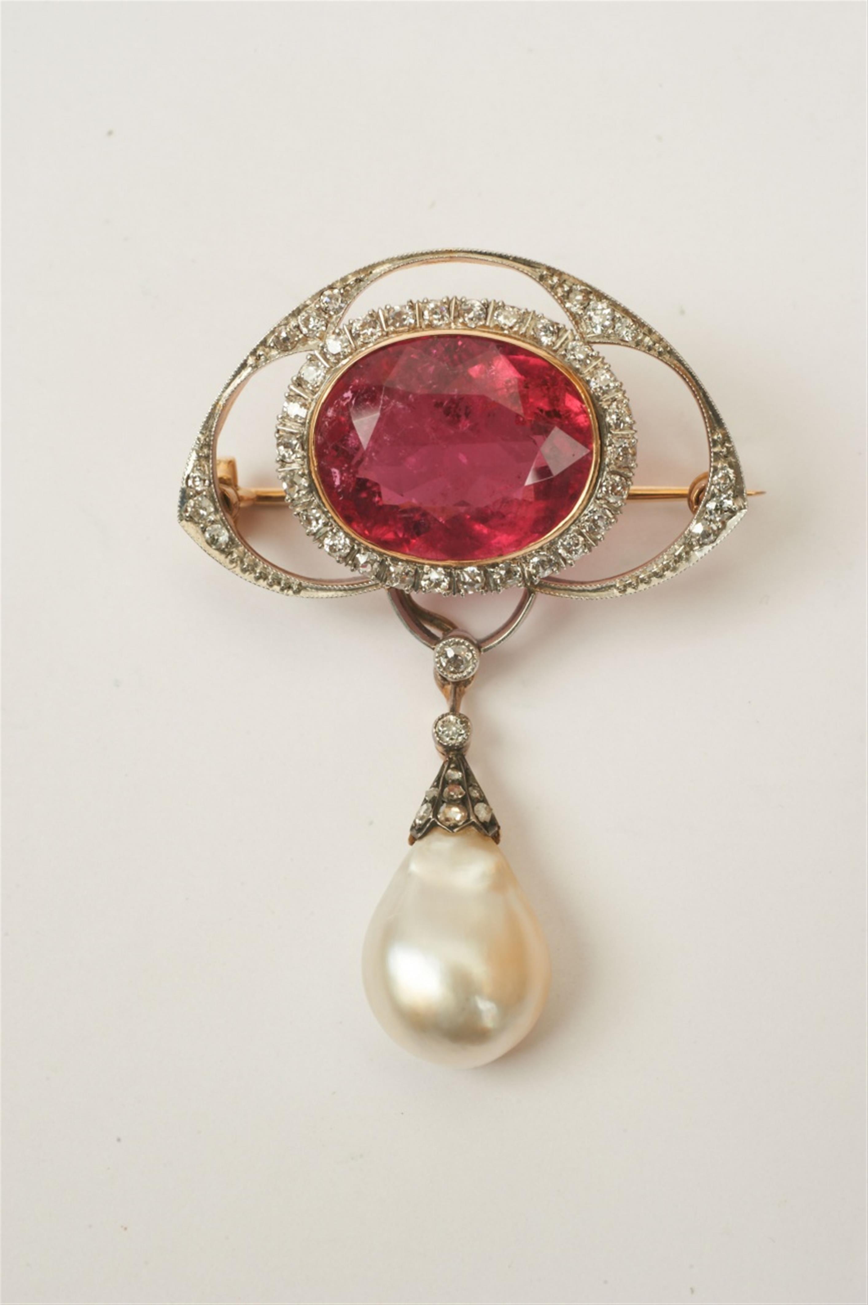 A German 14k gold, diamond and pink rubelite Belle Epoque brooch with an Oriental pearl droplet - image-1