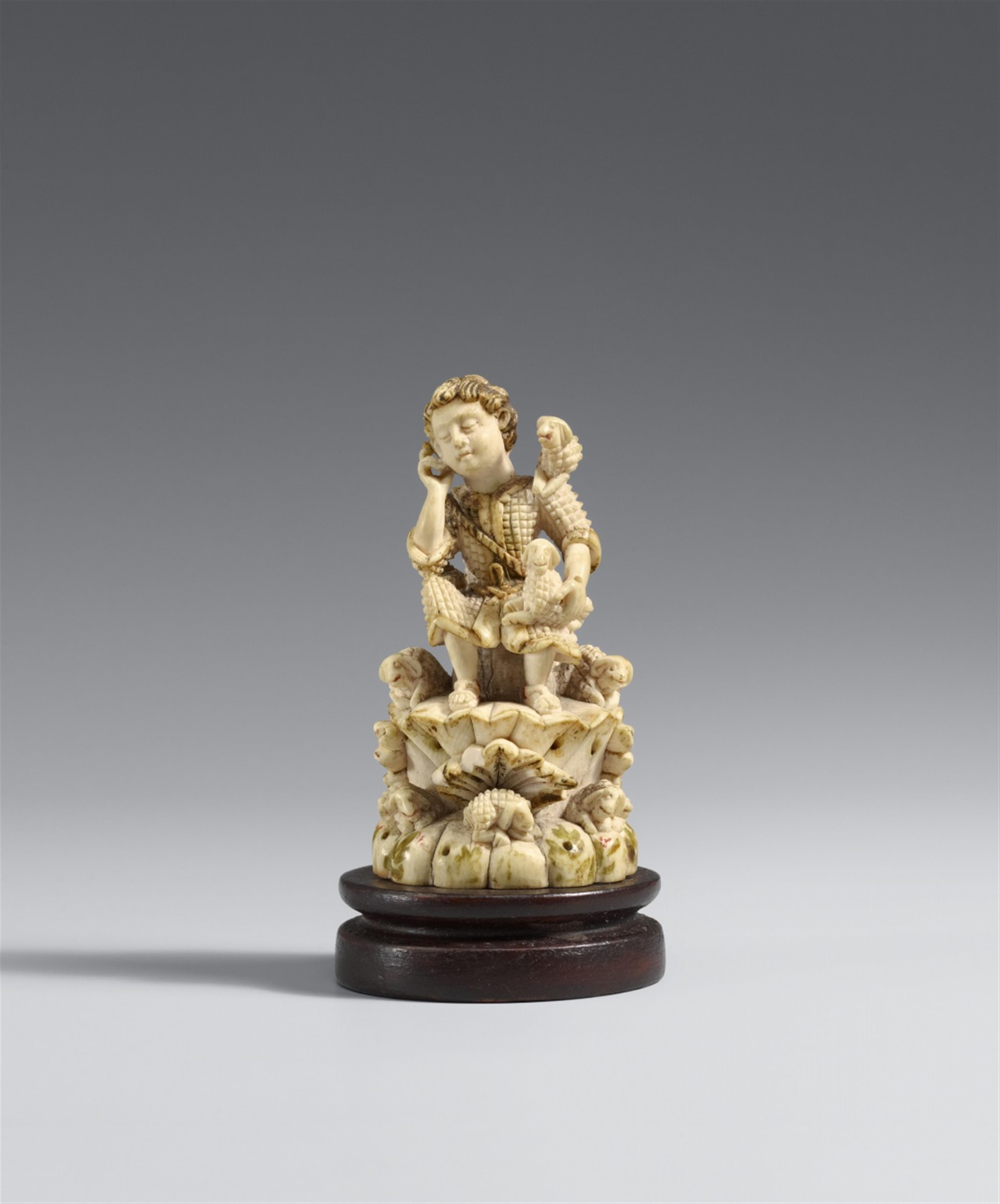 Goa 17th - 18th century - A small Goan ivory figure of the good shepherd, 17th - 18th century - image-1