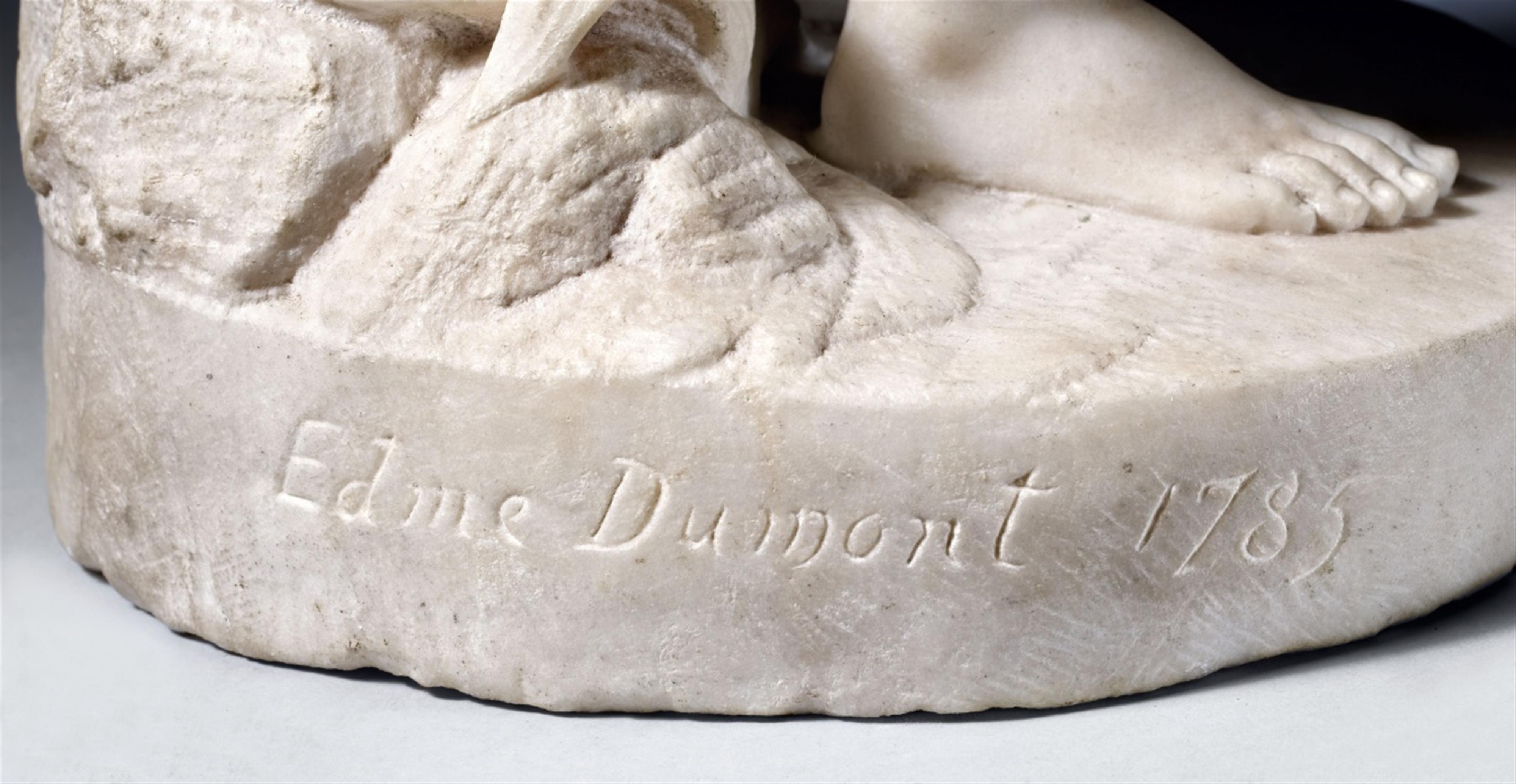 Jacques-Edme Dumont - A marble figure of Venus at her toilette by Jacques-Edme Dumont - image-2