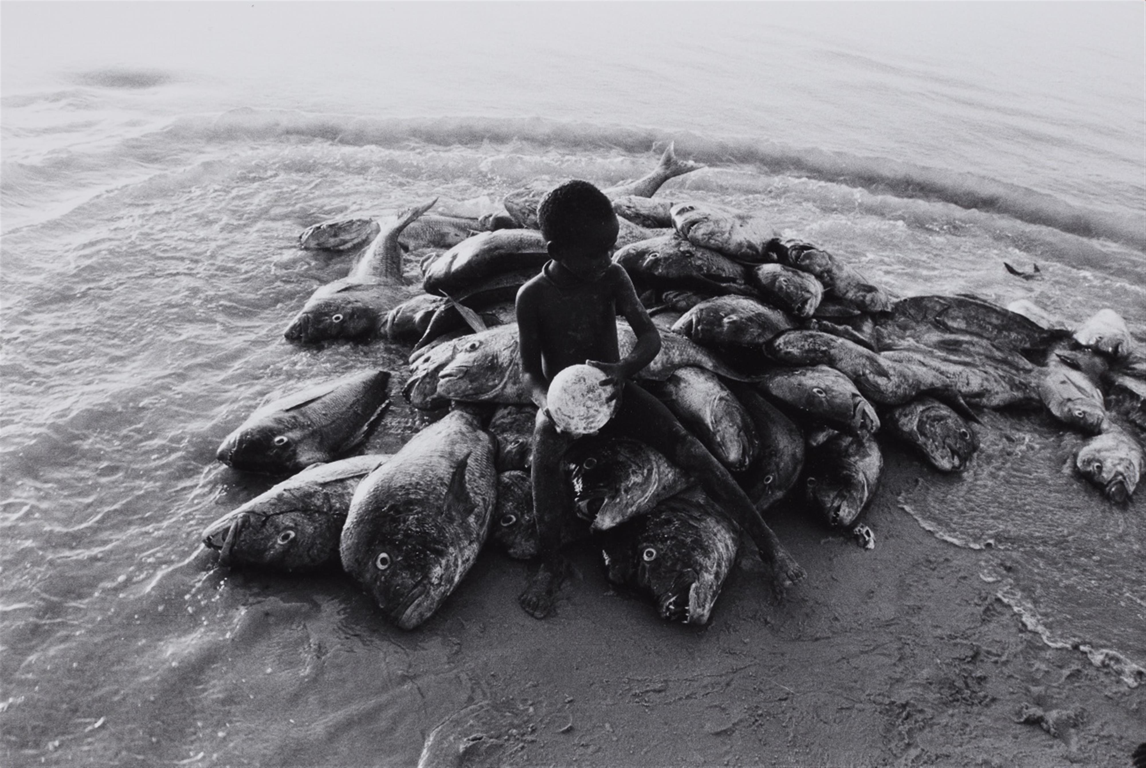 Robert Lebeck - Der Strand von Cayar, Senegal - image-1