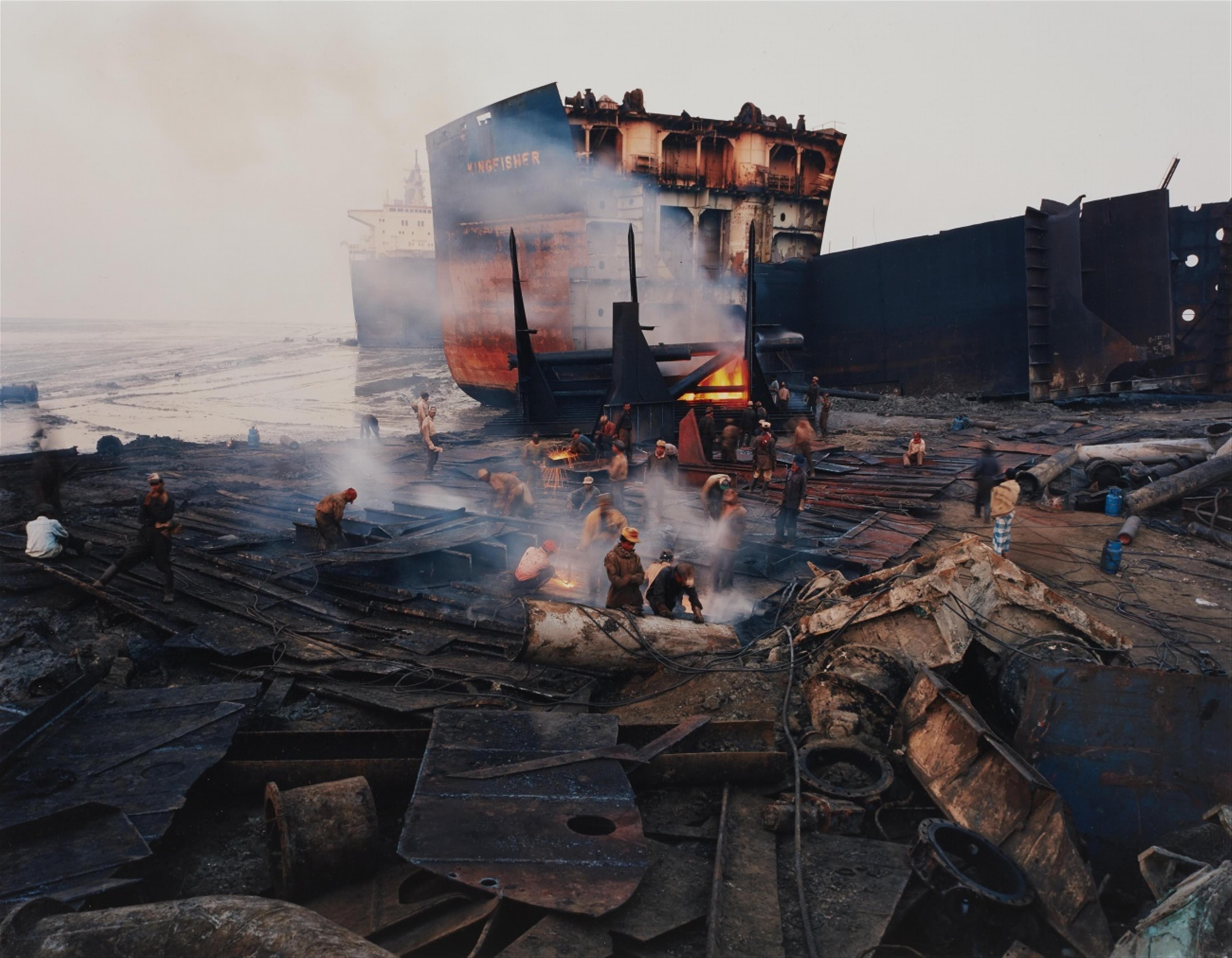 Edward Burtynsky - Shipbreaking #11, Chittagong, Bangladesh - image-1