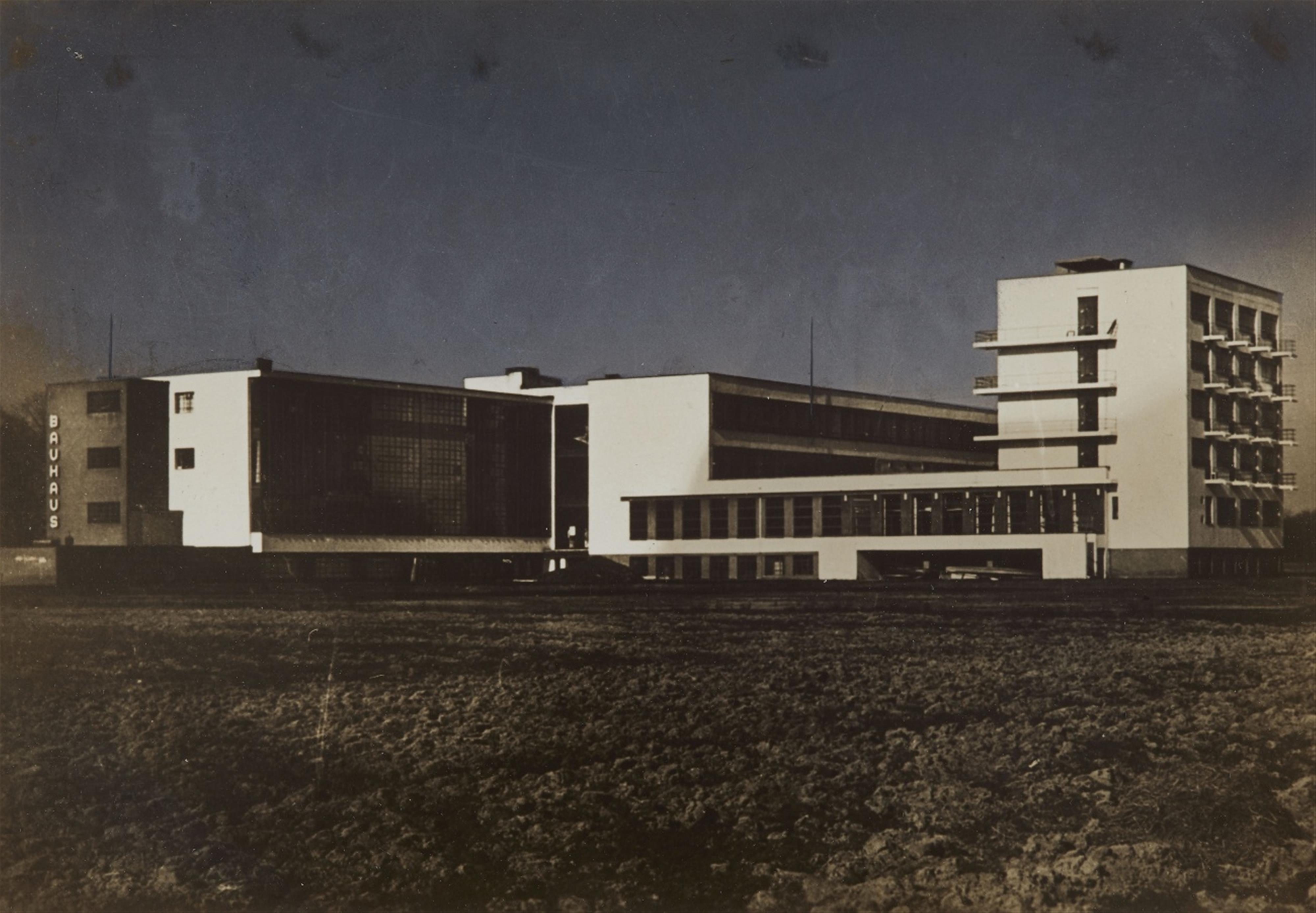 Iwao Yamawaki - Bauhaus Dessau, Ansicht von Süden - image-1