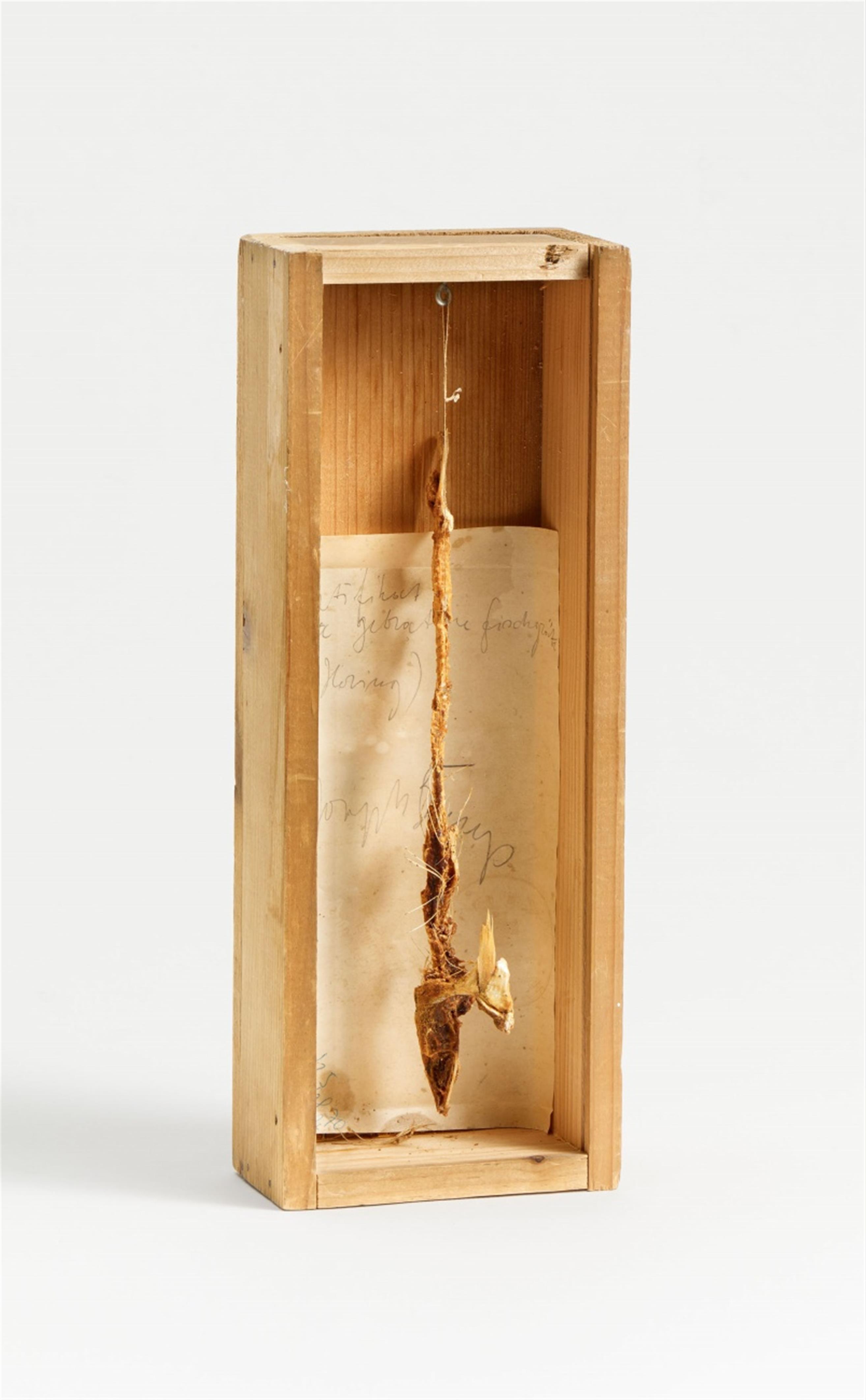 Joseph Beuys - Freitagsobjekt "1a gebratene Fischgräte (Hering)" - image-1