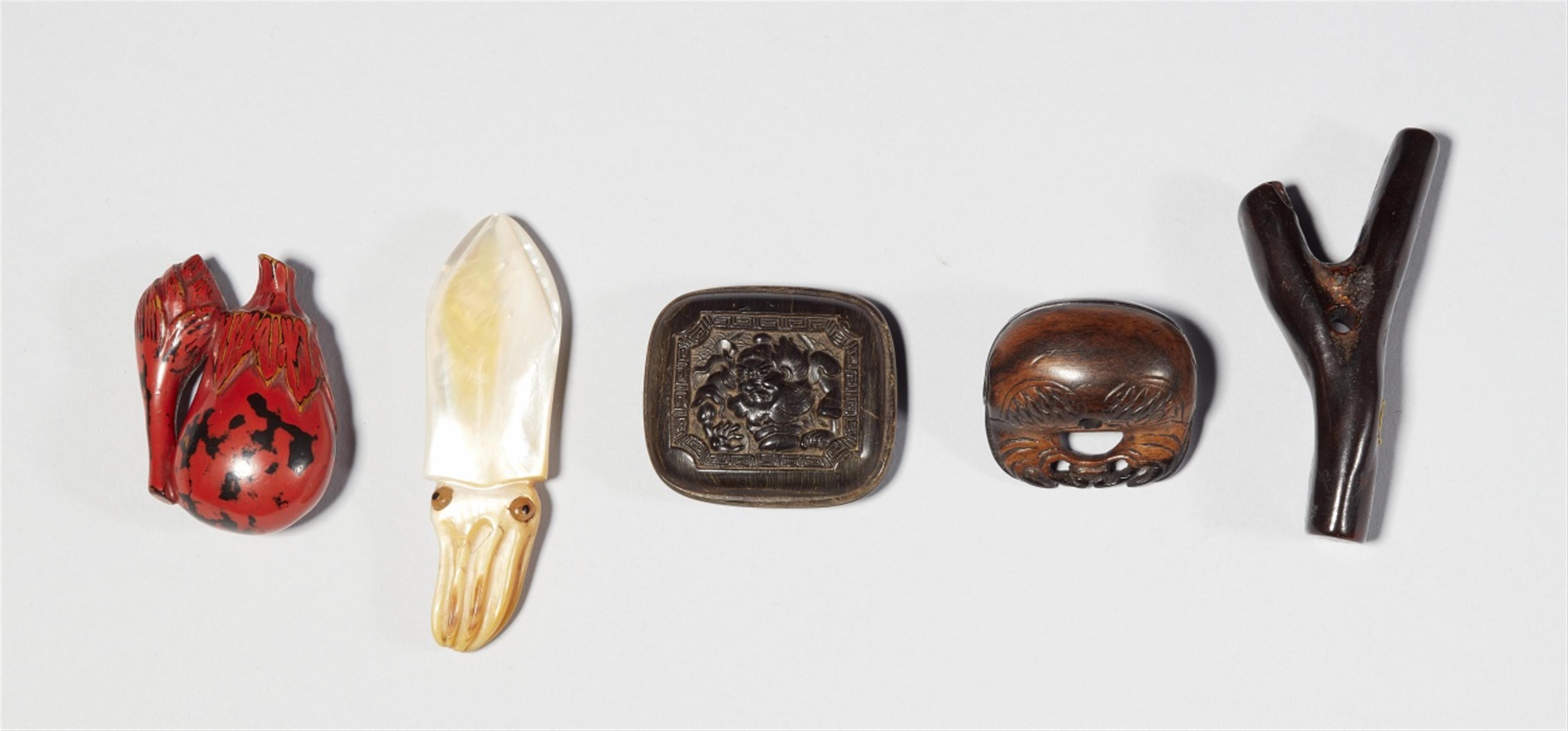 Five netsuke of different materials. 19th century - image-1