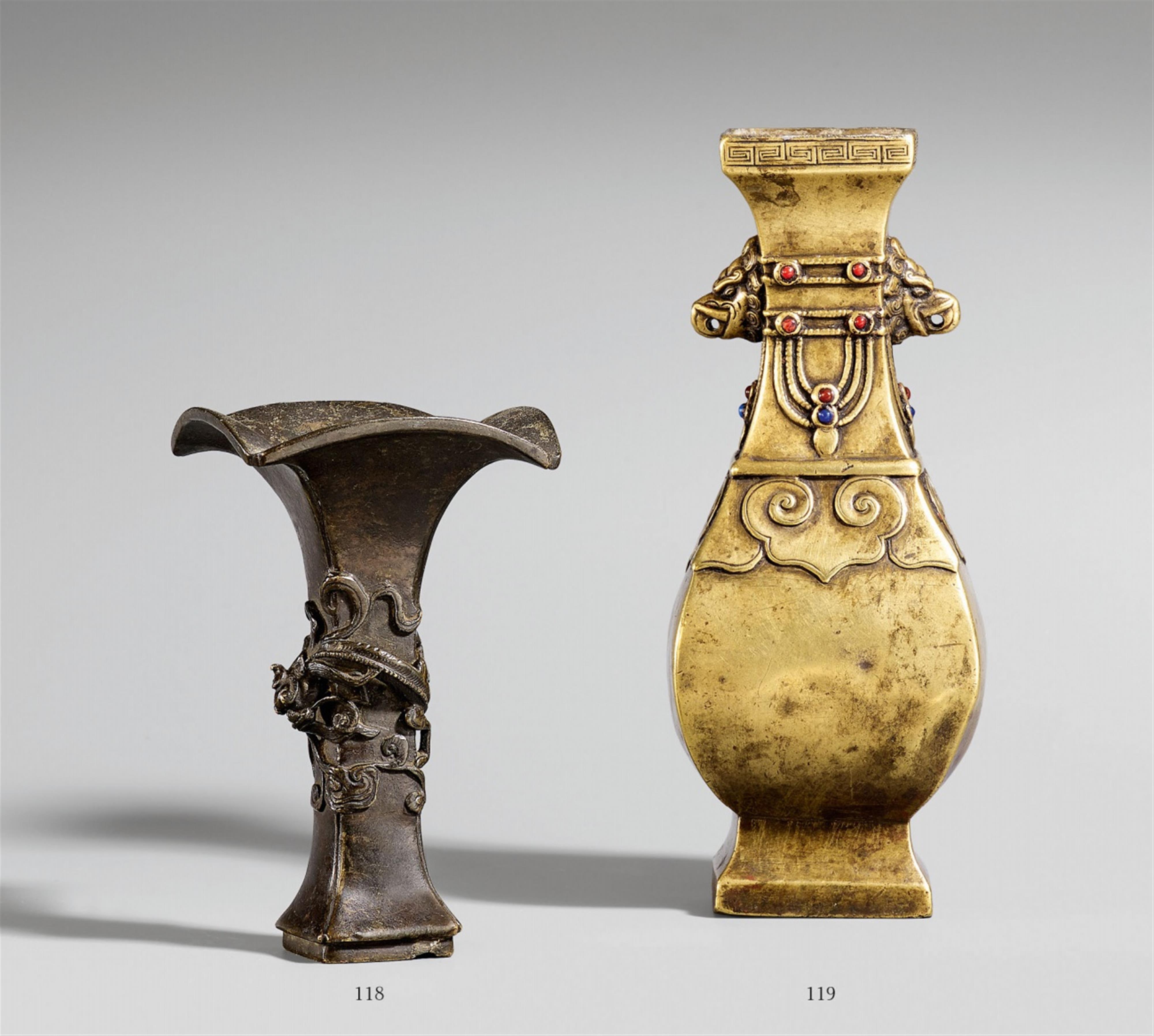 Quadratische birnförmige Vase. Messingfarbene Bronze. 18. Jh. - image-1