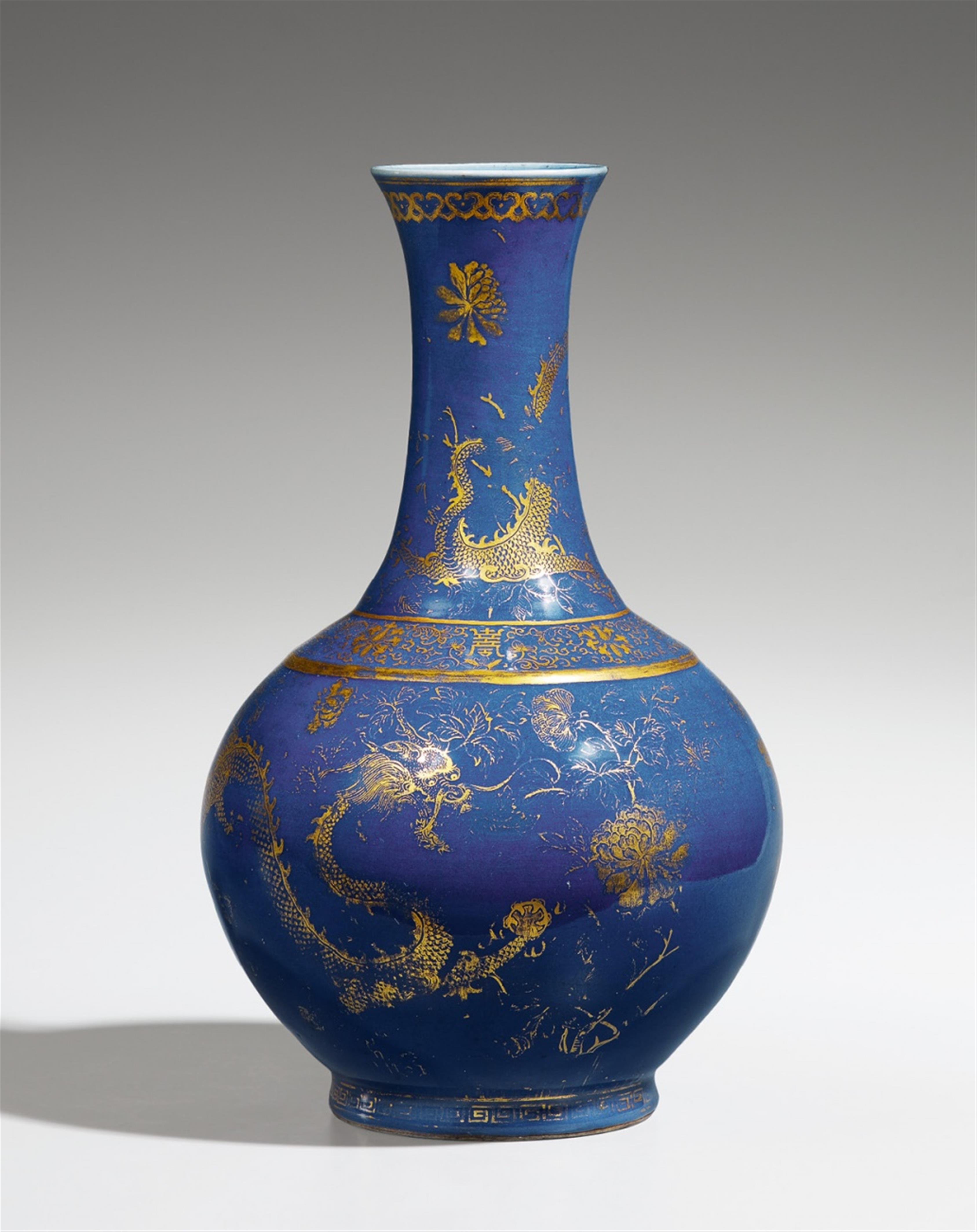 Puderblaue Vase mit Golddekor. 19. Jh. - image-1