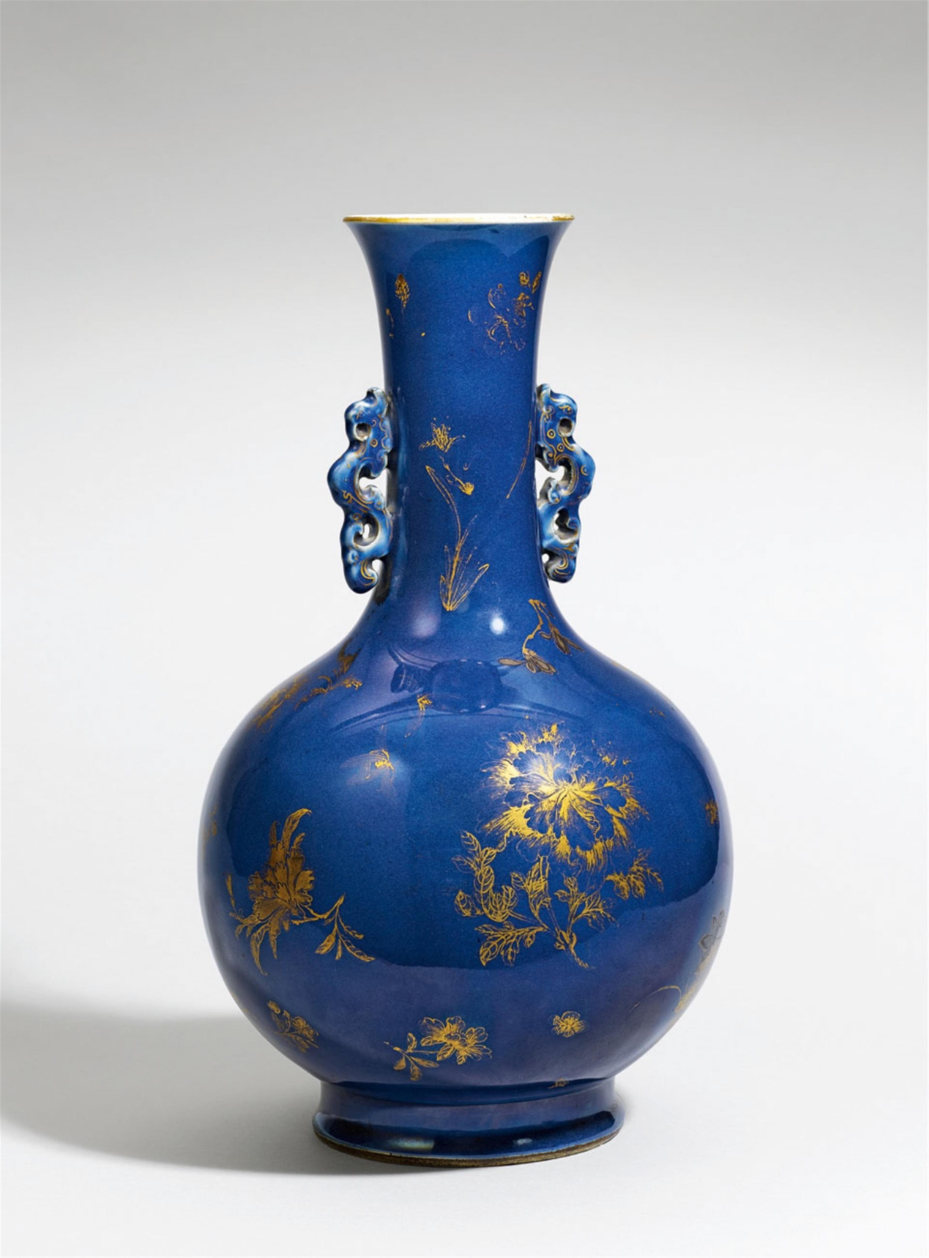 Langhalsvase mit blauer Glasur und Golddekor. Qing-Zeit (1644-1911) - image-1