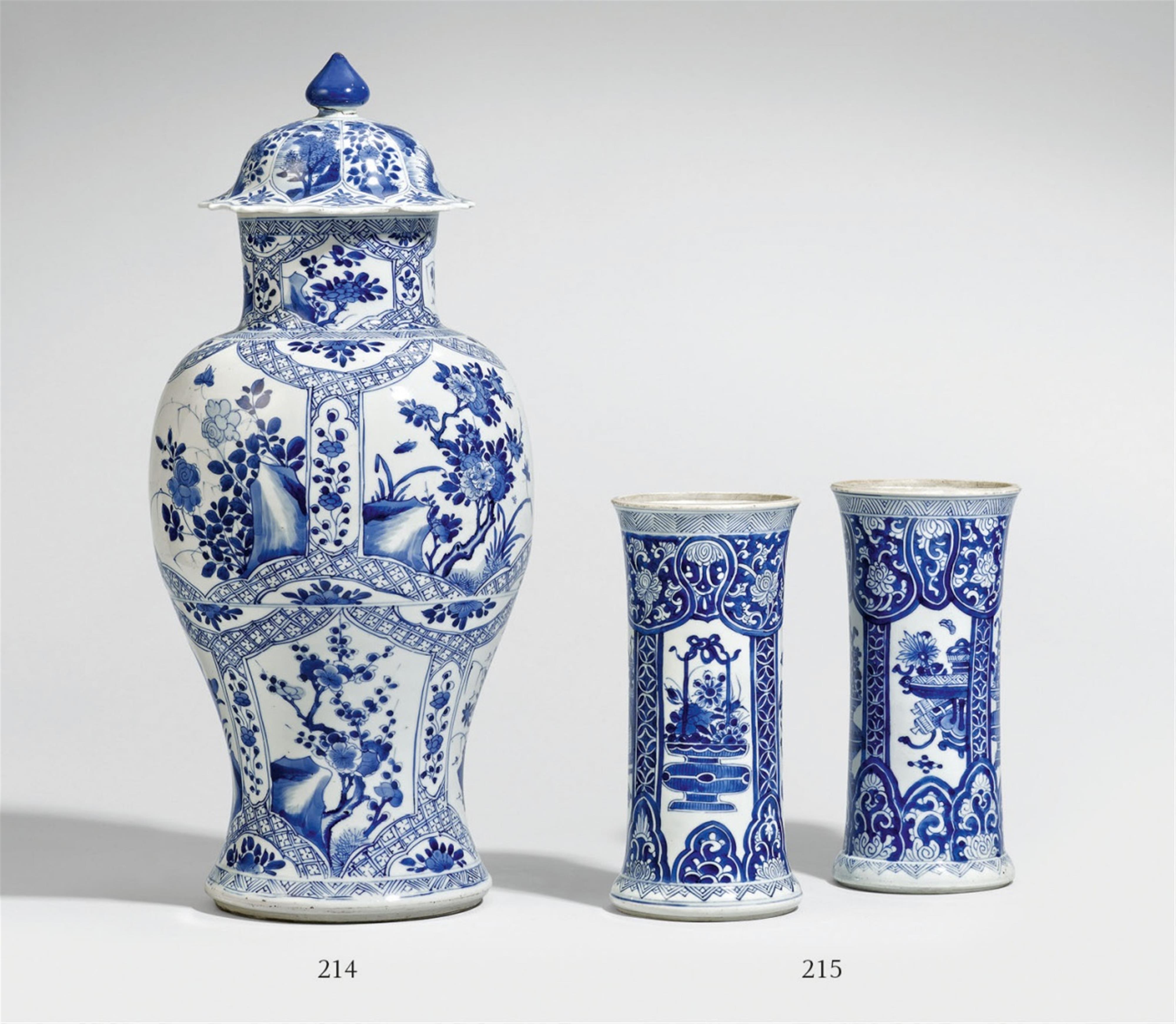 A pair of blue and white gu-shaped vases. Kangxi period (1662-1722) - image-1