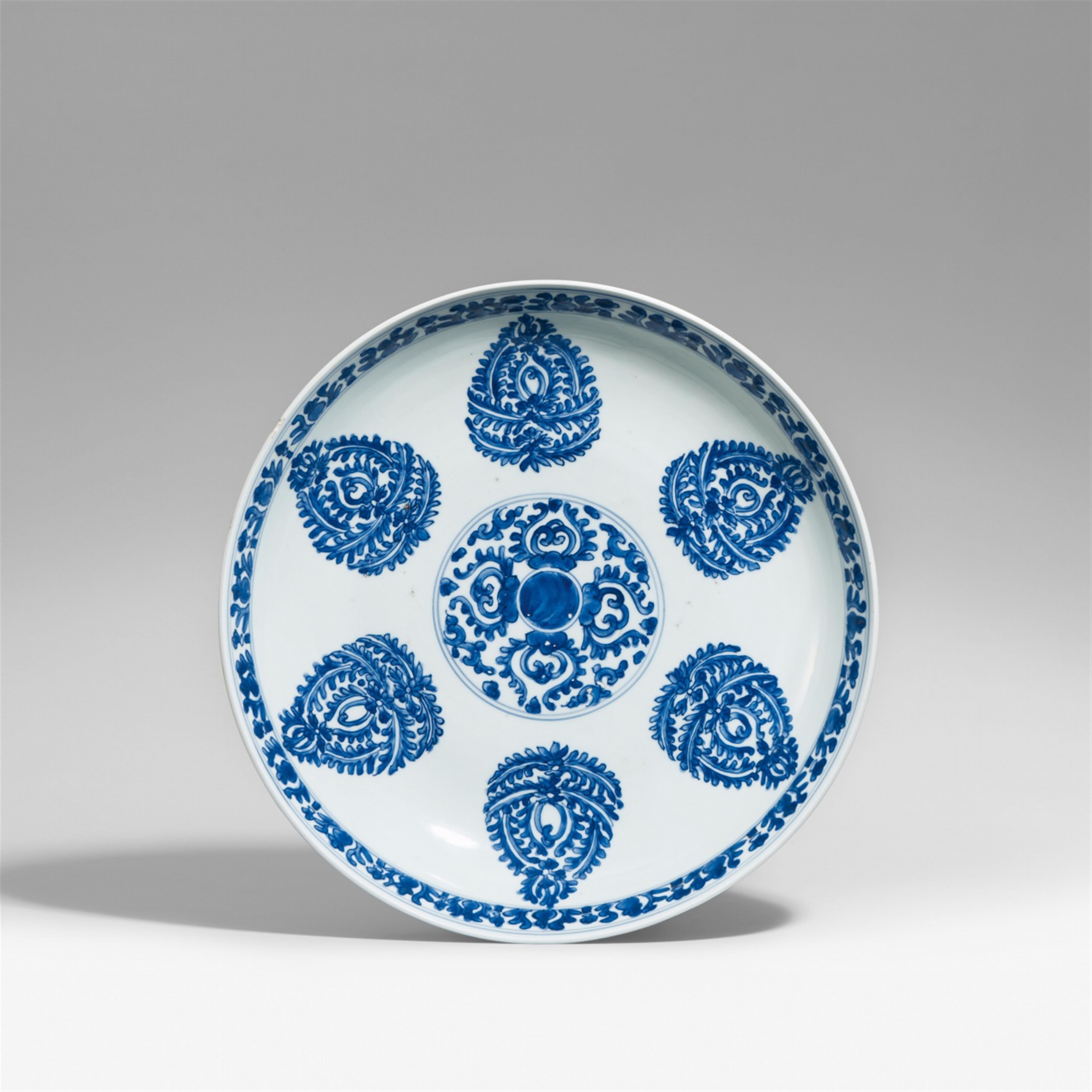 Blau-weiße Schale. Kangxi-Periode (1662-1722) - image-2