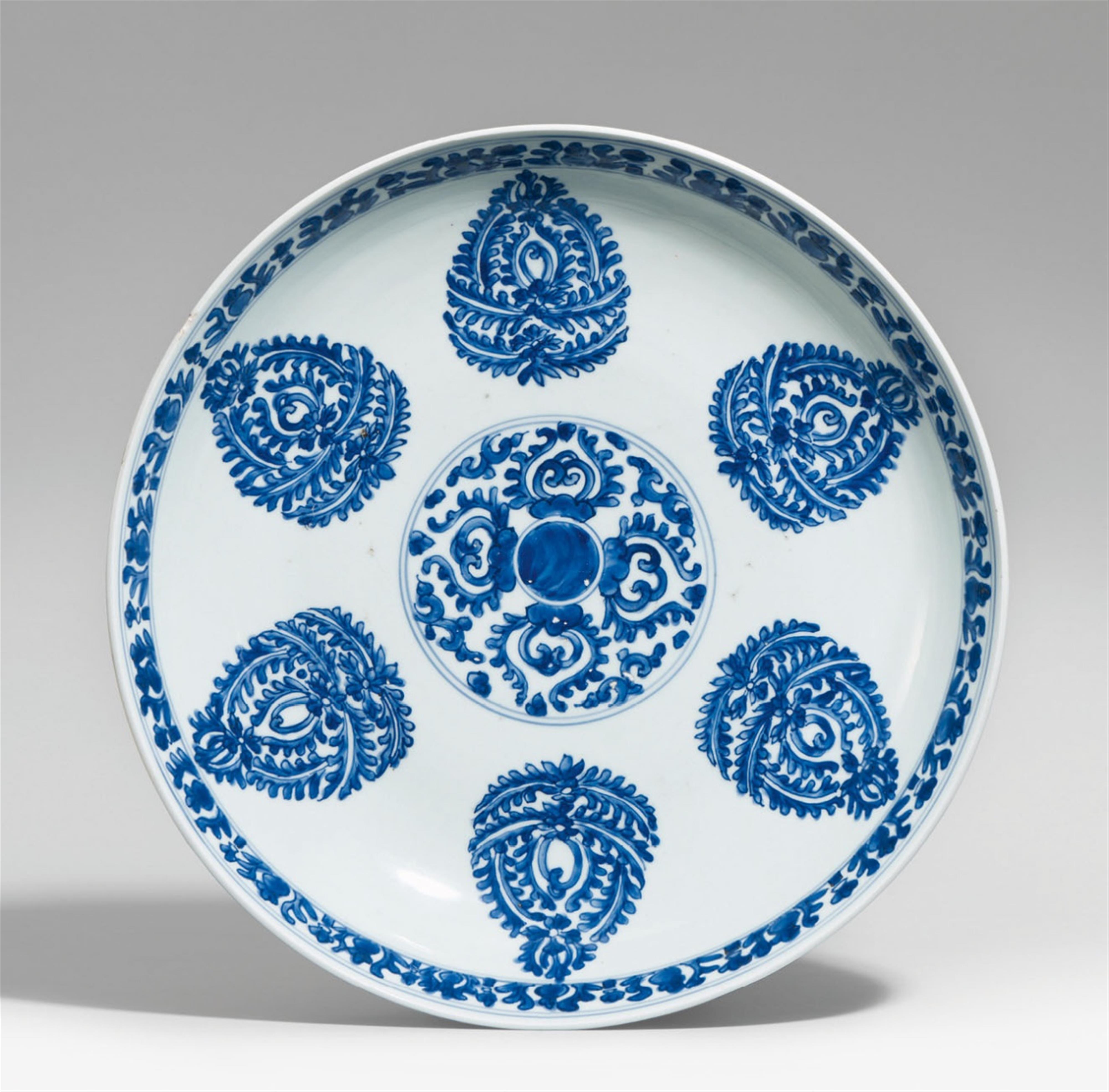 Blau-weiße Schale. Kangxi-Periode (1662-1722) - image-1